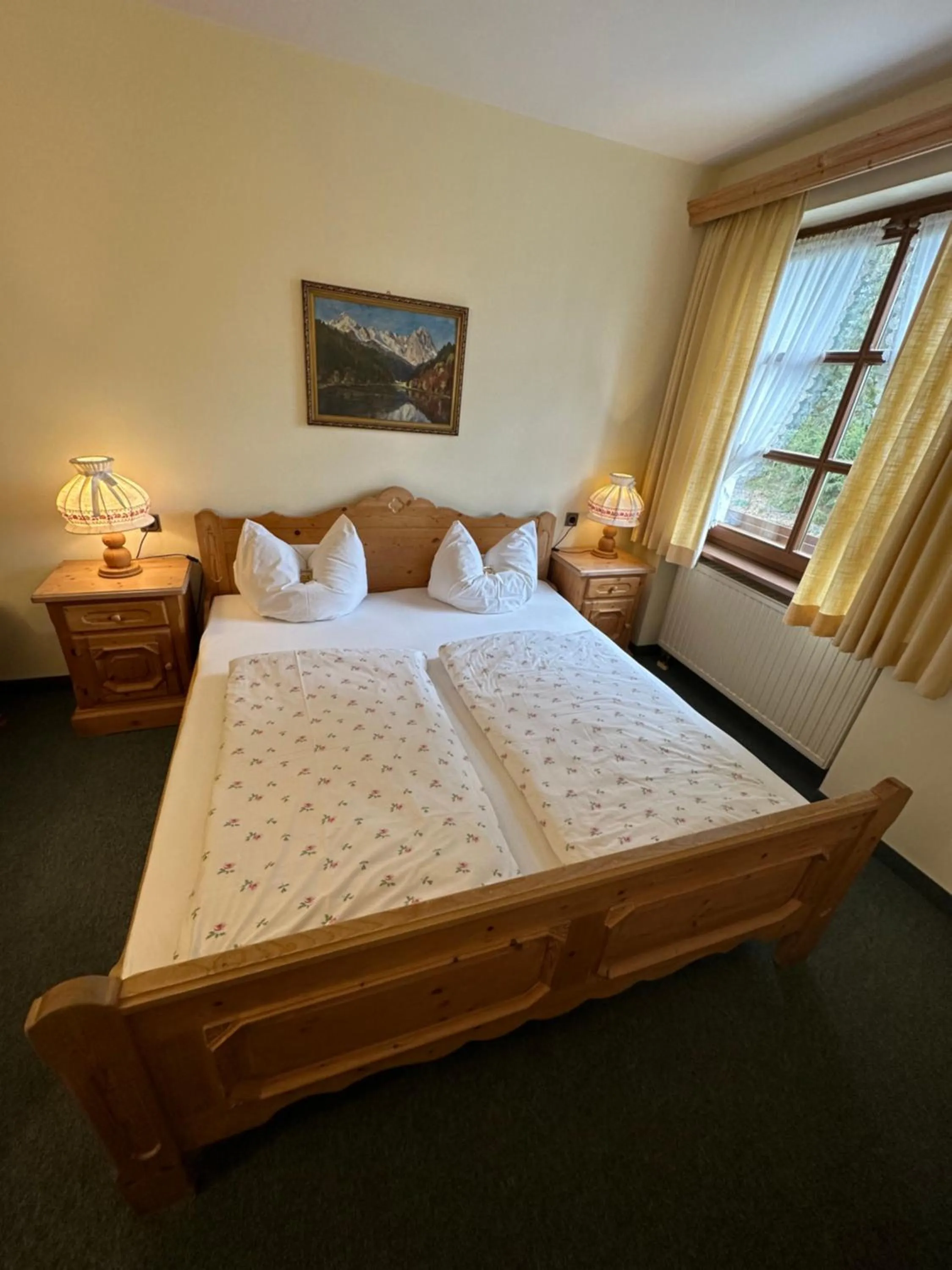 Garden view, Bed in Hotel Almenrausch