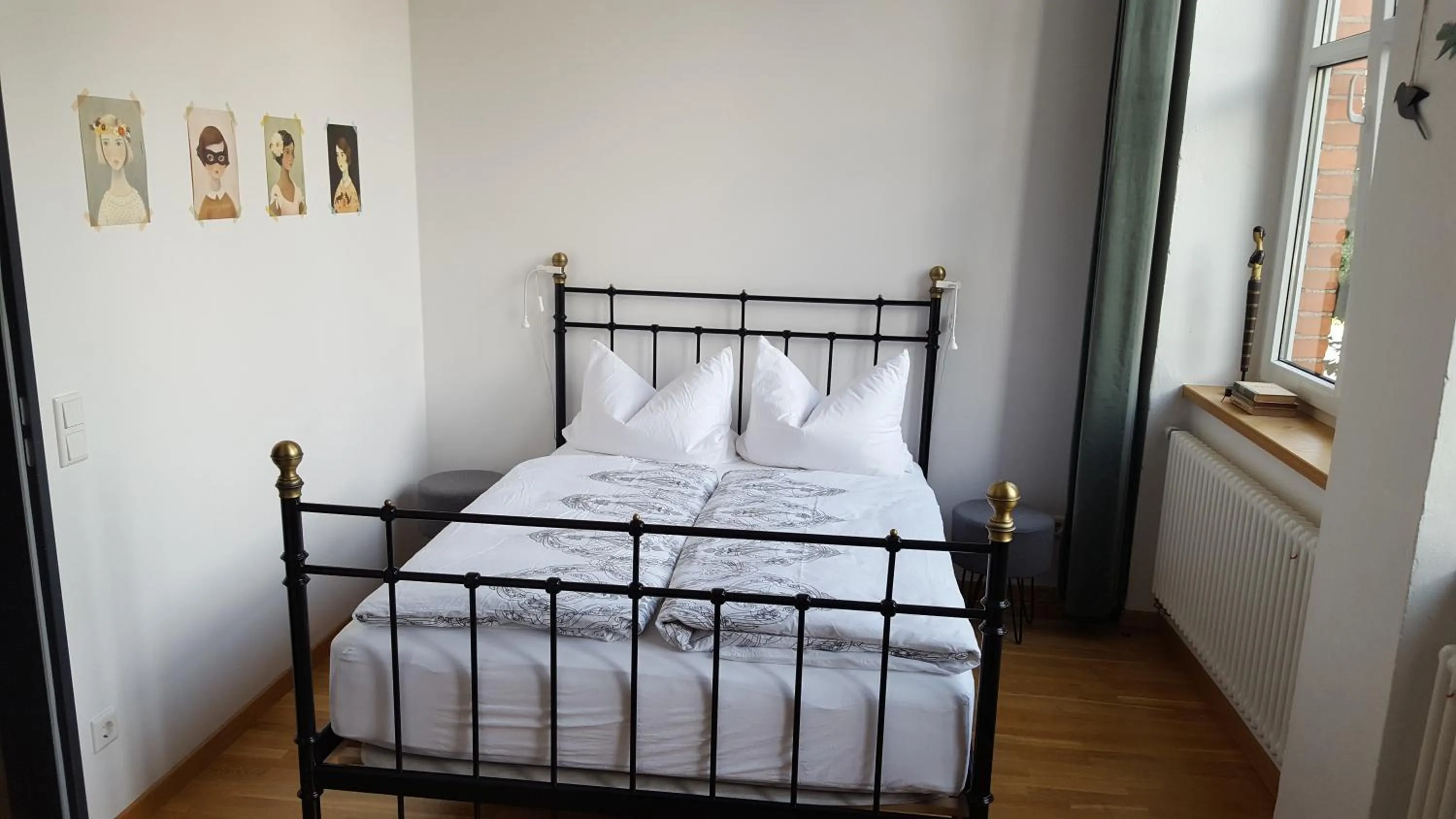 Bathroom, Bed in ARYVE JC Studio - Altstadtnahes Boutique Apartment mit Markenmatratzen auf Hotelniveau inklusive kostenfreiem Parkplatz