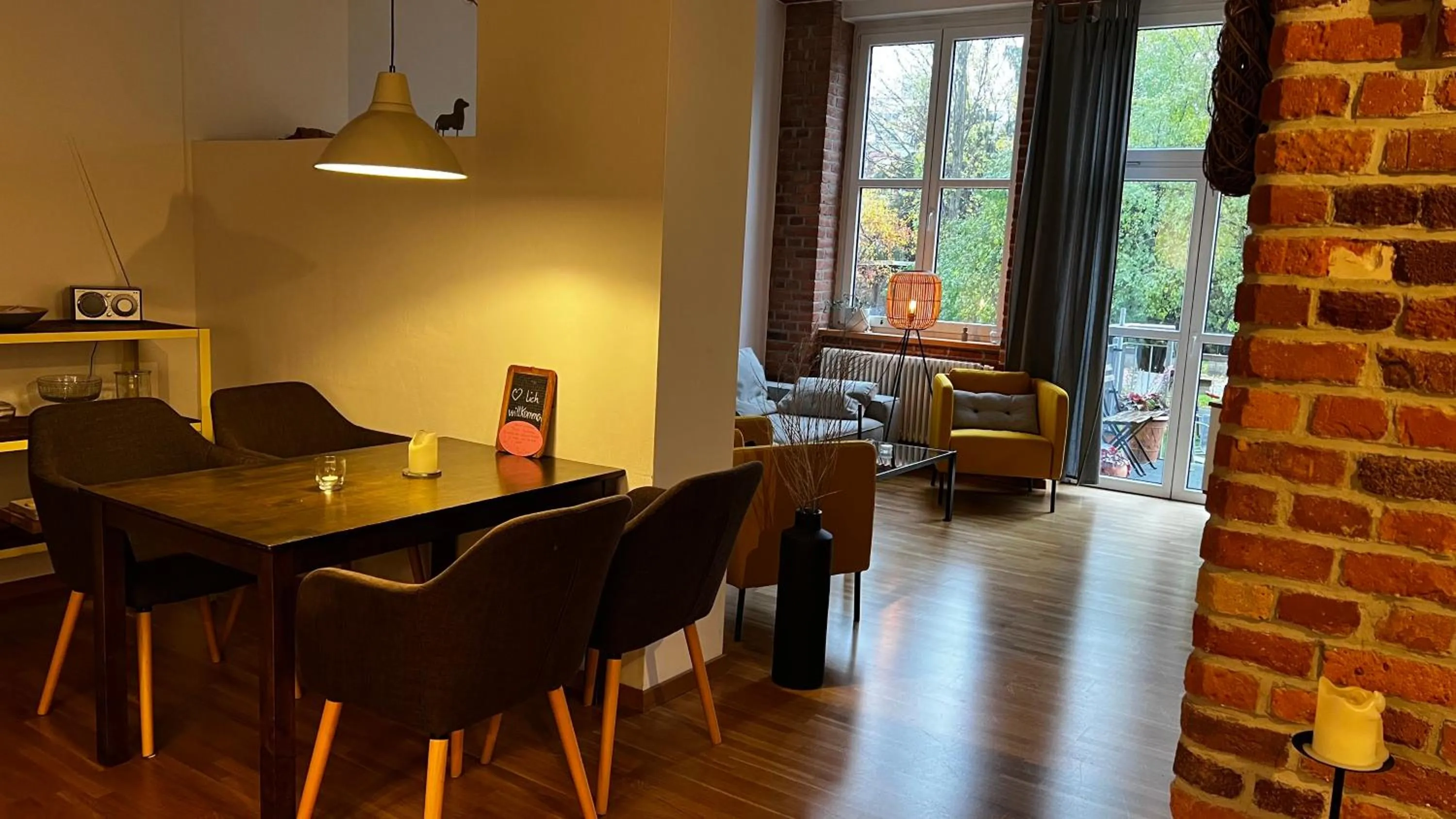 Living room in ARYVE JC Studio - Altstadtnahes Boutique Apartment mit Markenmatratzen auf Hotelniveau inklusive kostenfreiem Parkplatz