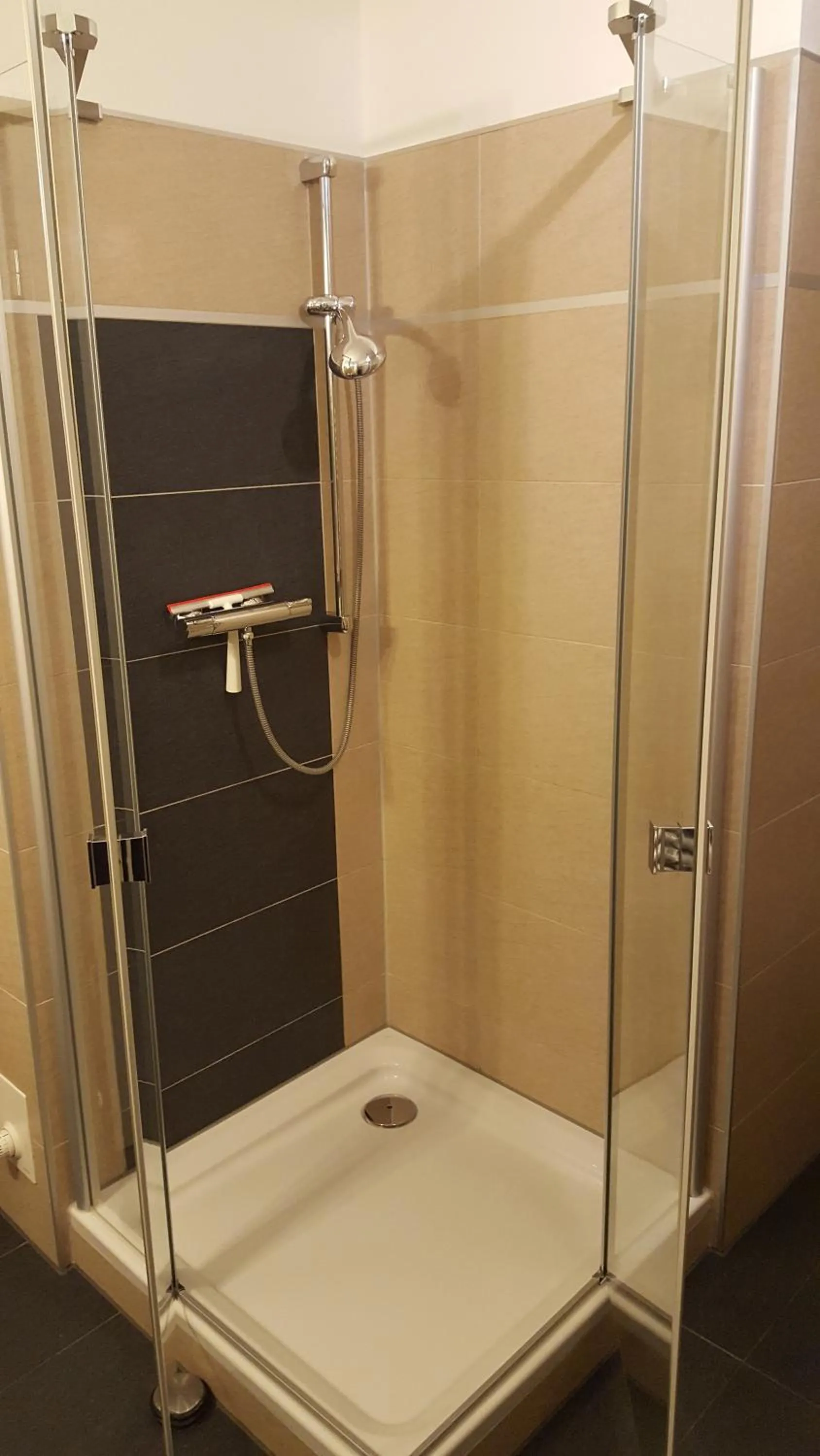 Shower in ARYVE JC Studio - Altstadtnahes Boutique Apartment mit Markenmatratzen auf Hotelniveau inklusive kostenfreiem Parkplatz