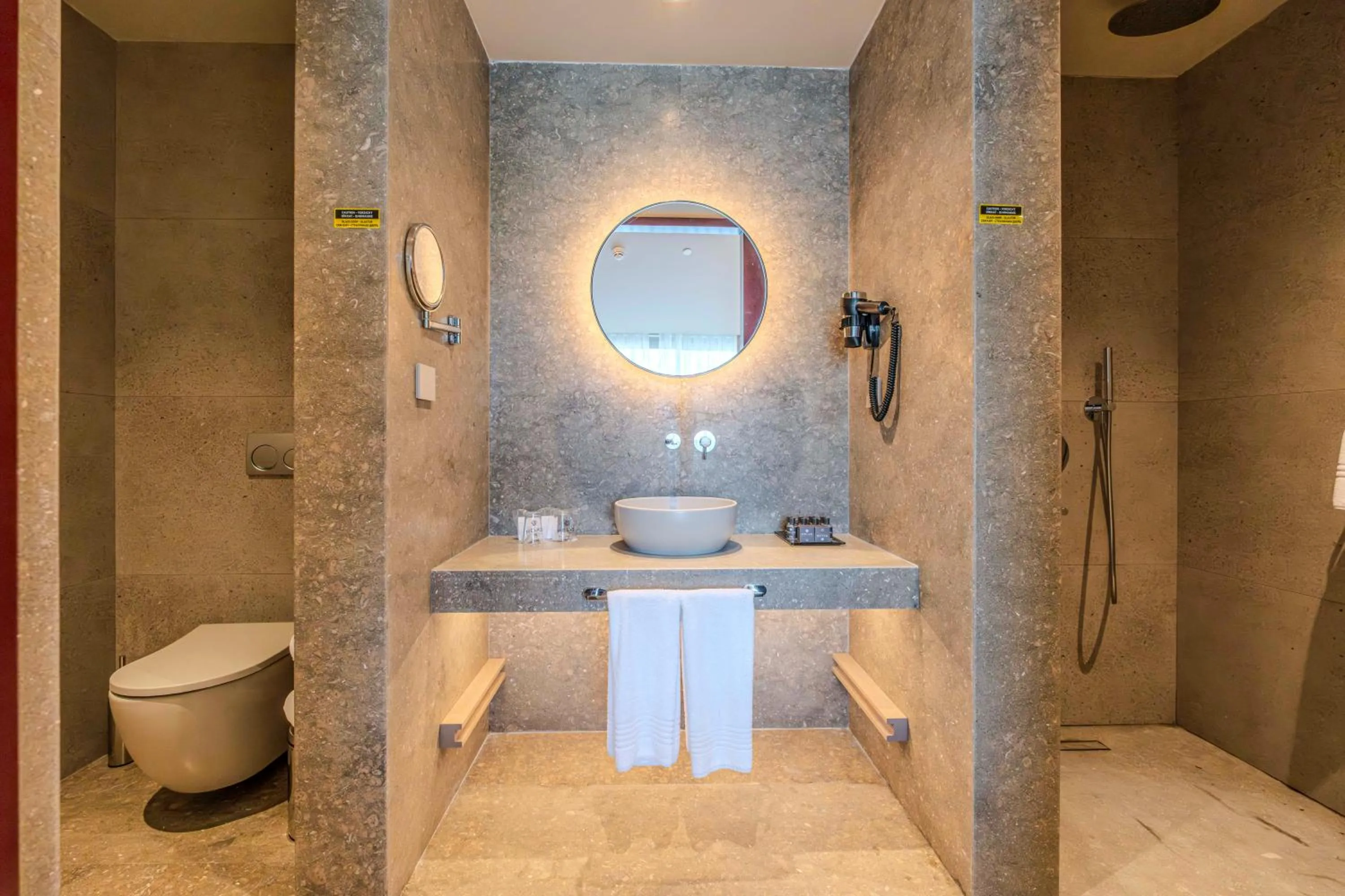 Shower in Club Melas Privé