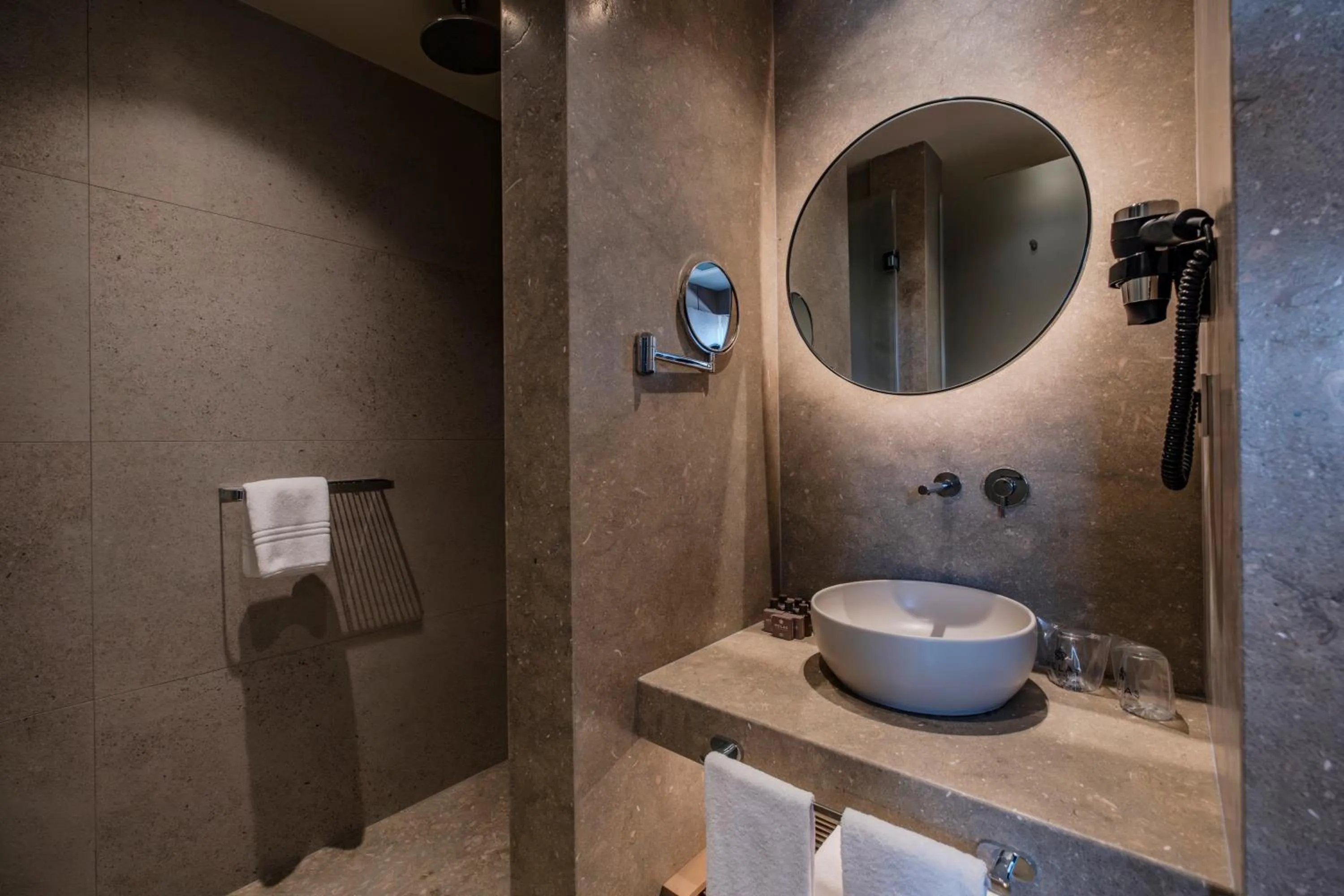 Shower in Club Melas Privé