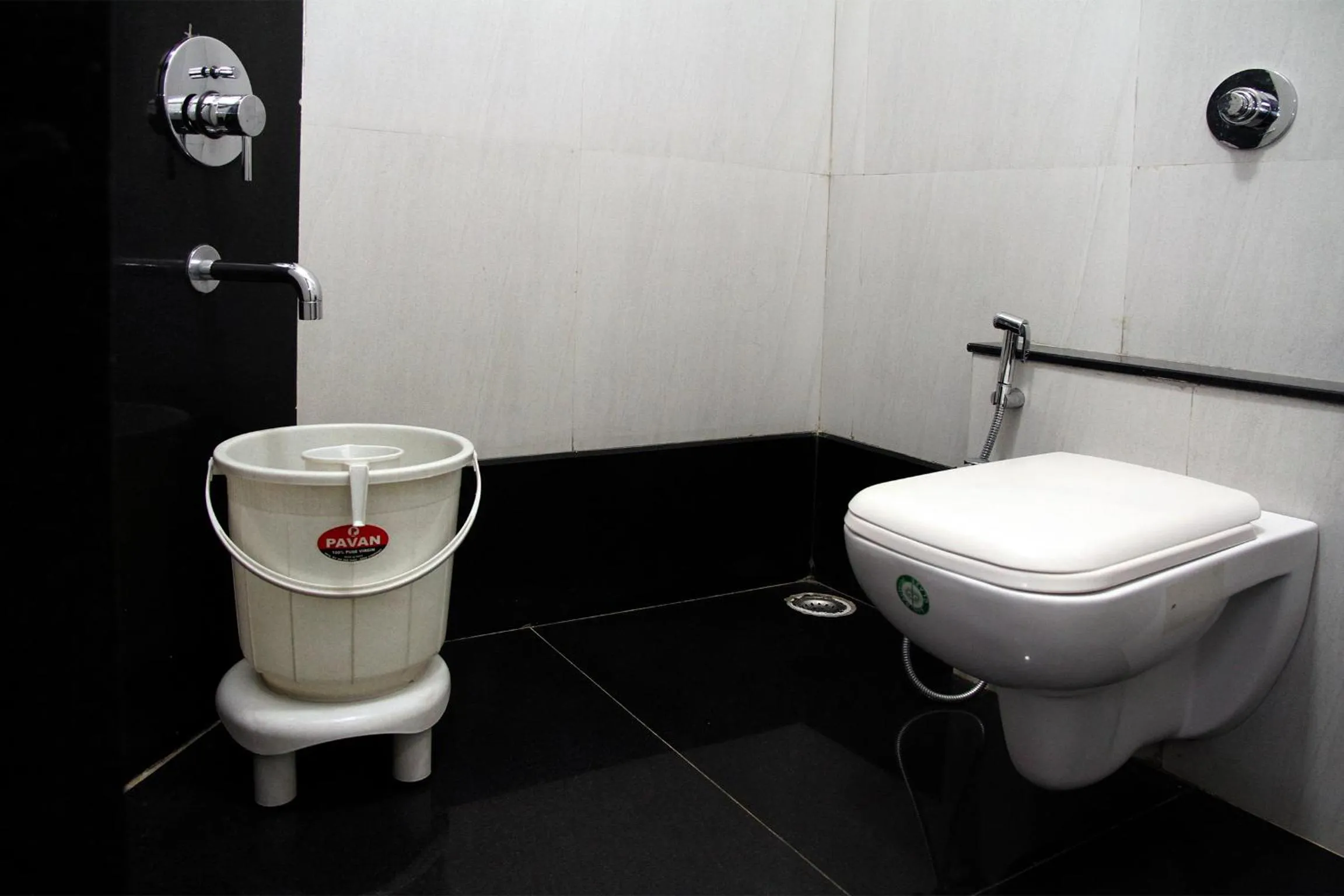 Toilet in Hotel Yash Executive