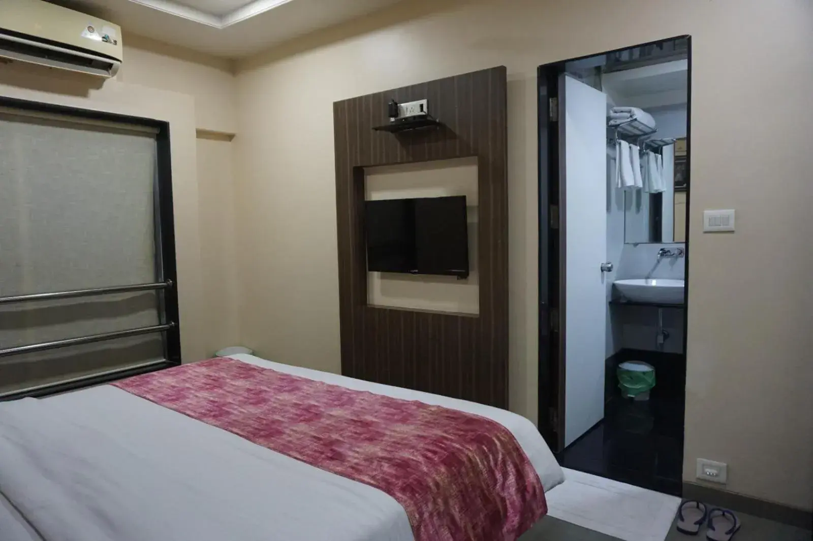 Photo of the whole room, Bed in Hotel Yash Executive Photo of the whole room, Bed in Hotel Yash Executive