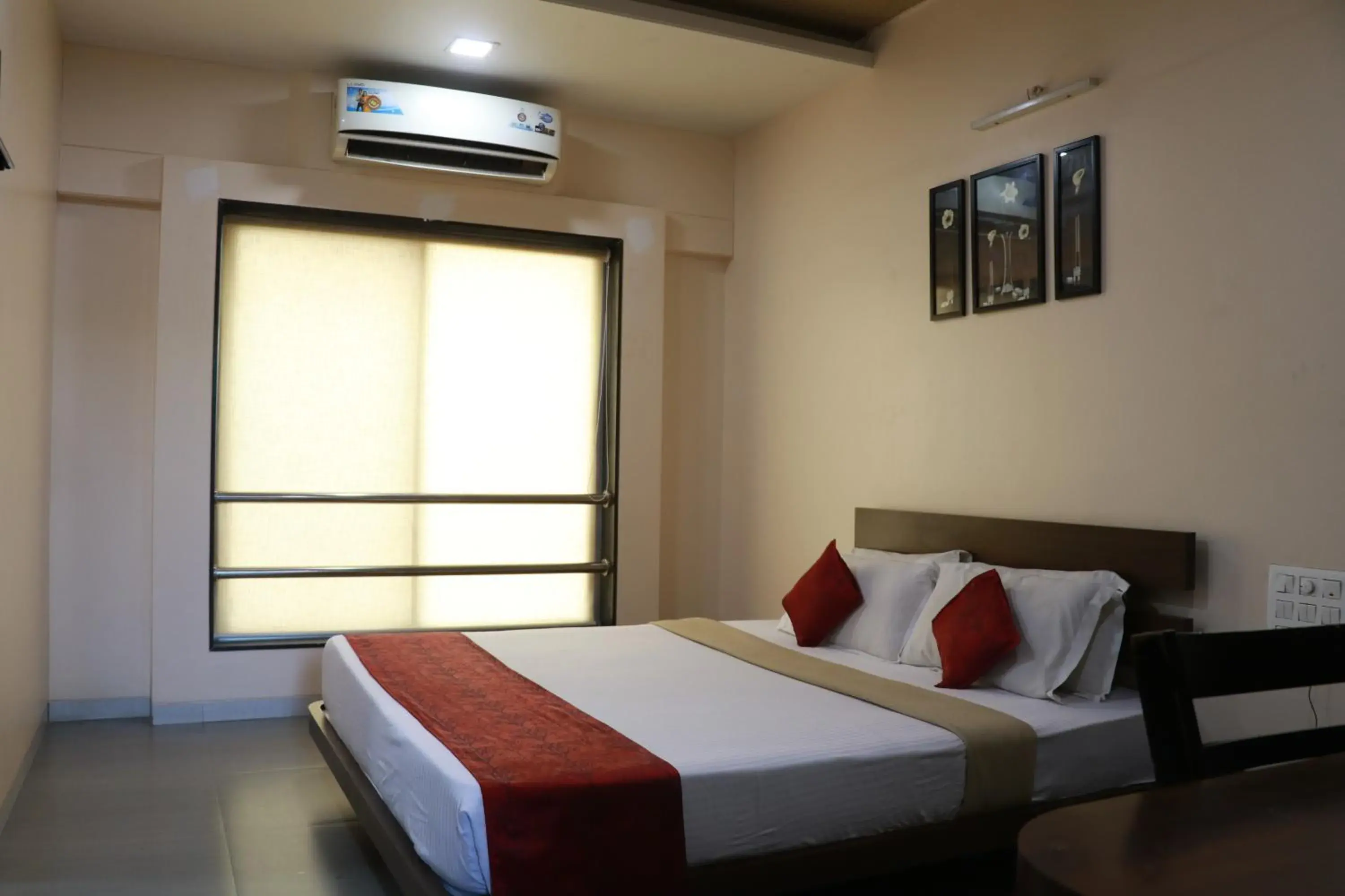 Photo of the whole room, Bed in Hotel Yash Executive Photo of the whole room, Bed in Hotel Yash Executive