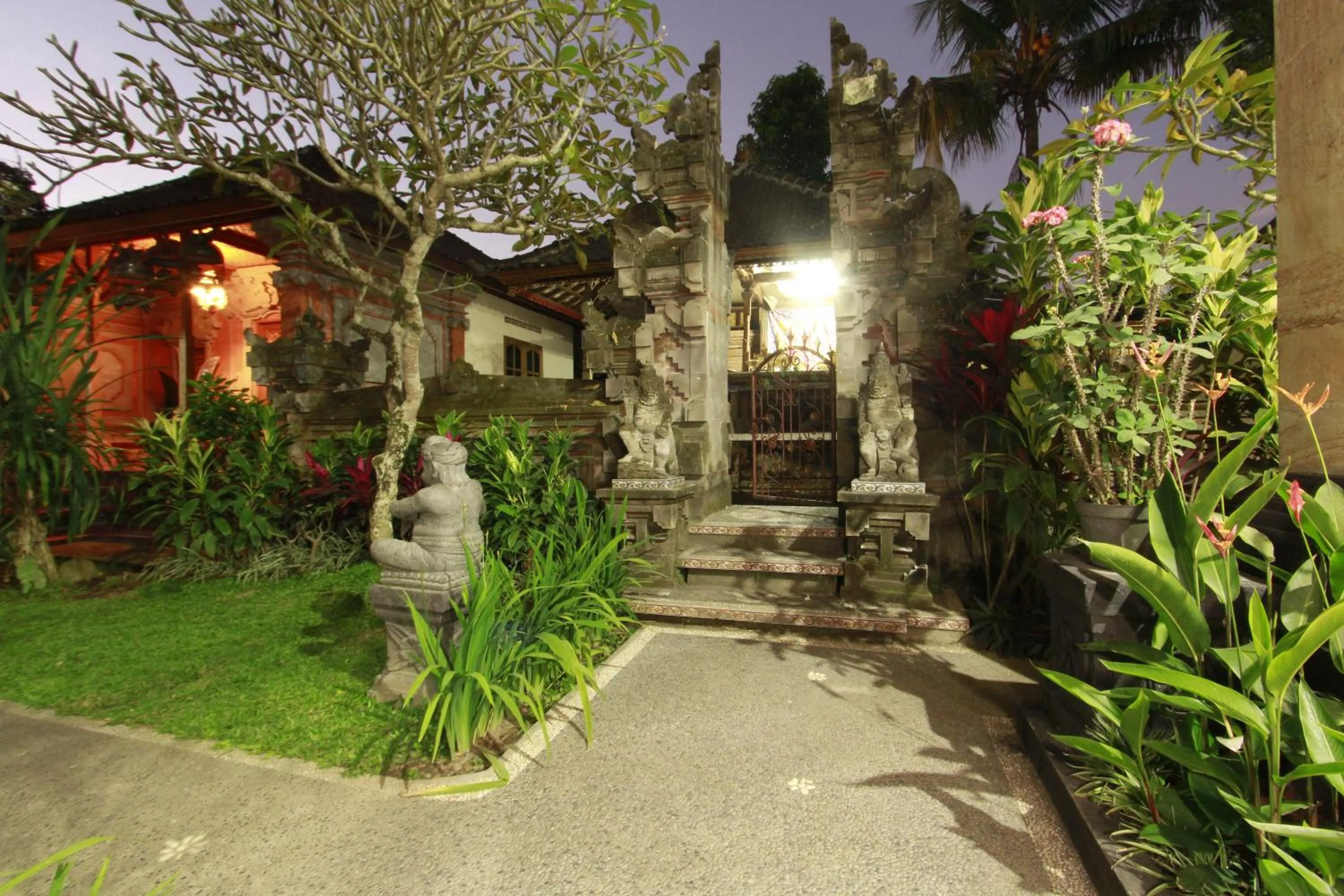 Garden in Suryadina Guest House