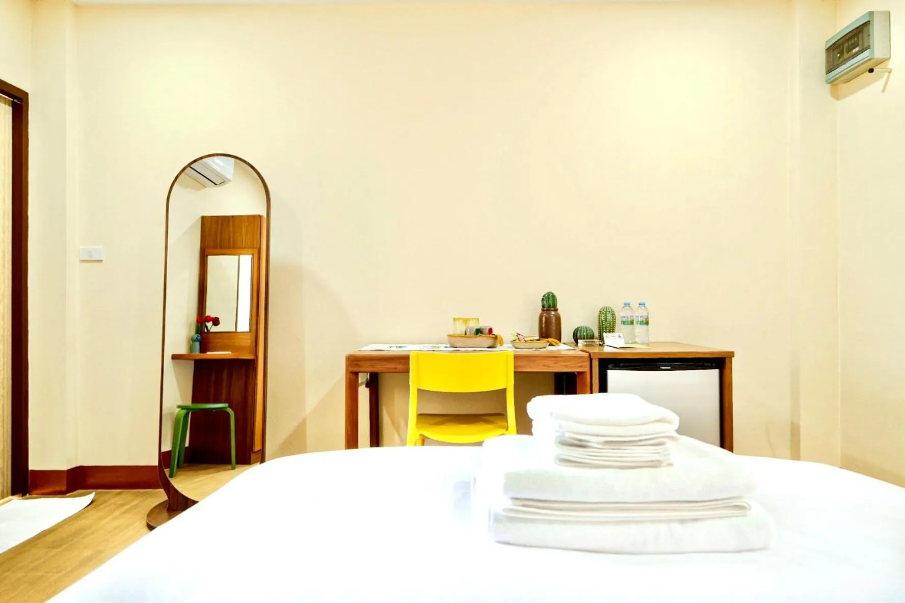 Photo of the whole room, Bed in Thong Poon Apartment Chiang Mai