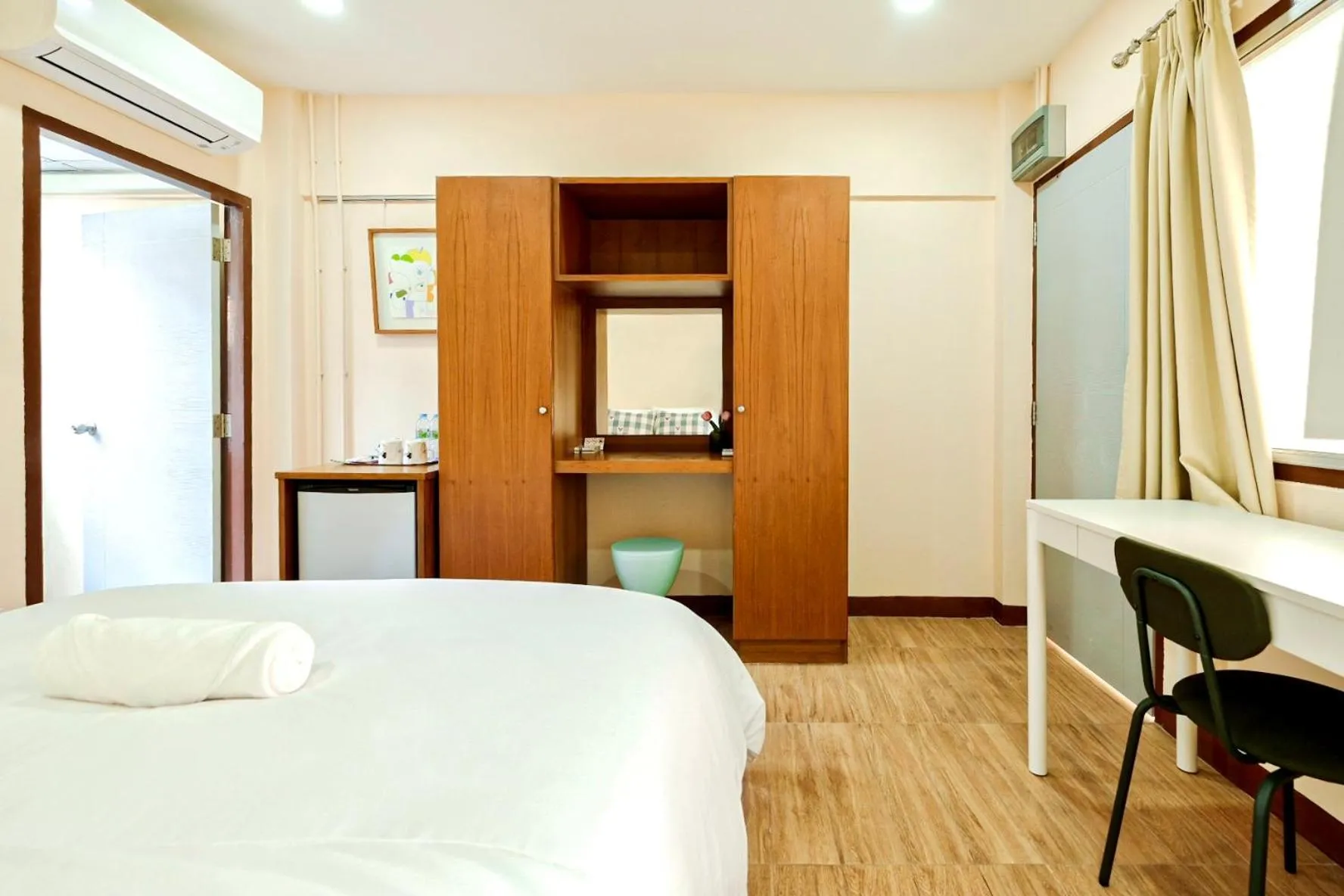 Photo of the whole room, Bed in Thong Poon Apartment Chiang Mai