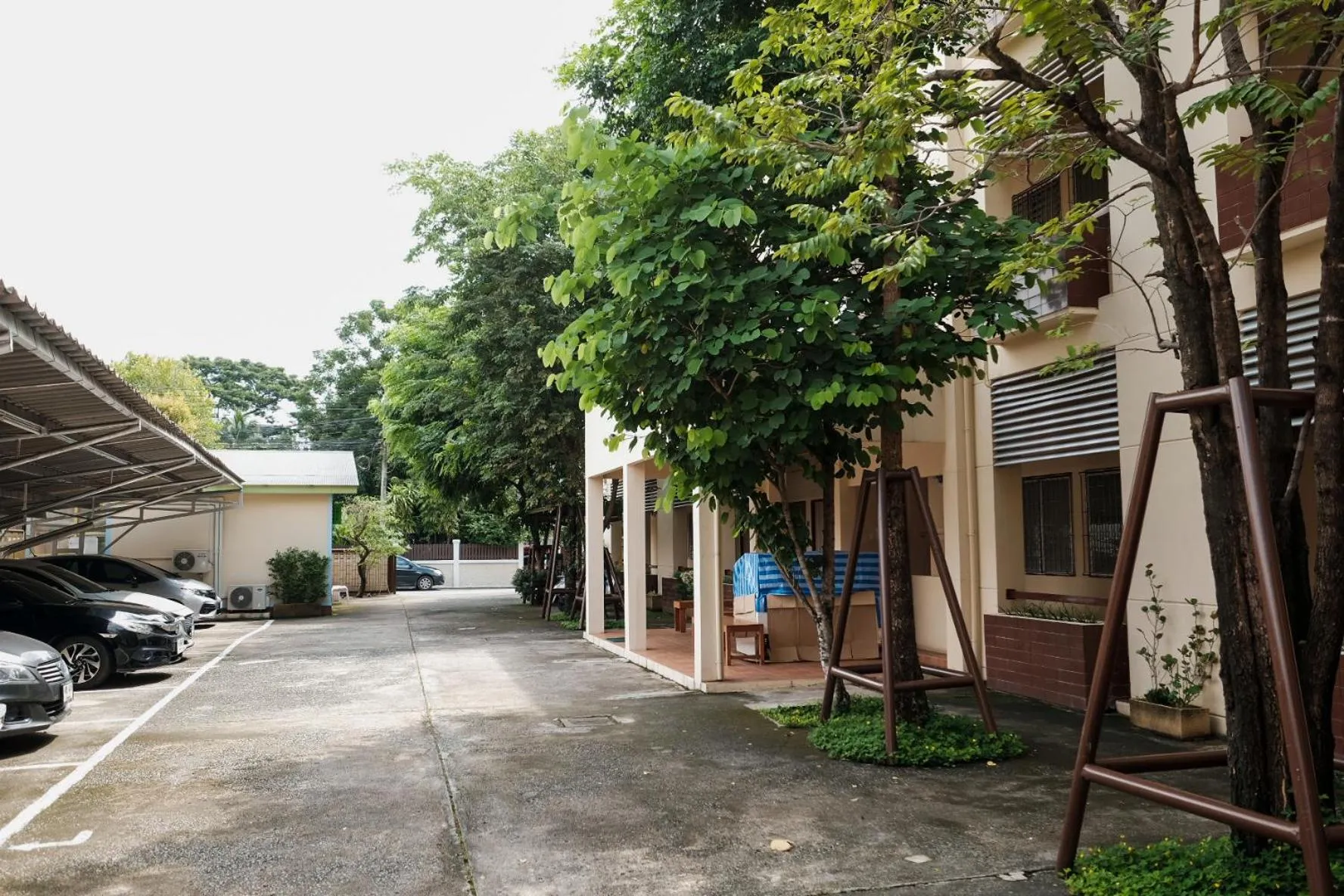 Parking in Thong Poon Apartment Chiang Mai