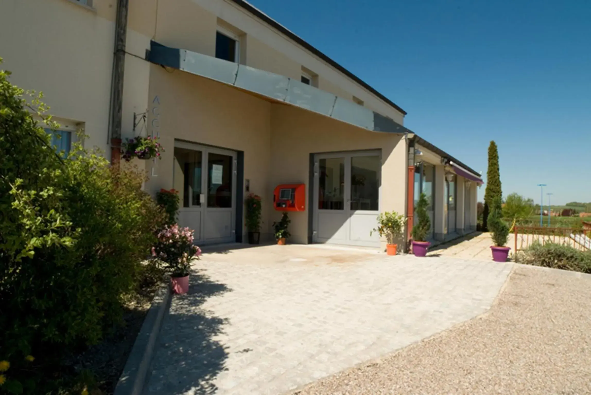 Facade/entrance in Logis Hotel Restaurant de La Madeleine Facade/entrance in Logis Hotel Restaurant de La Madeleine