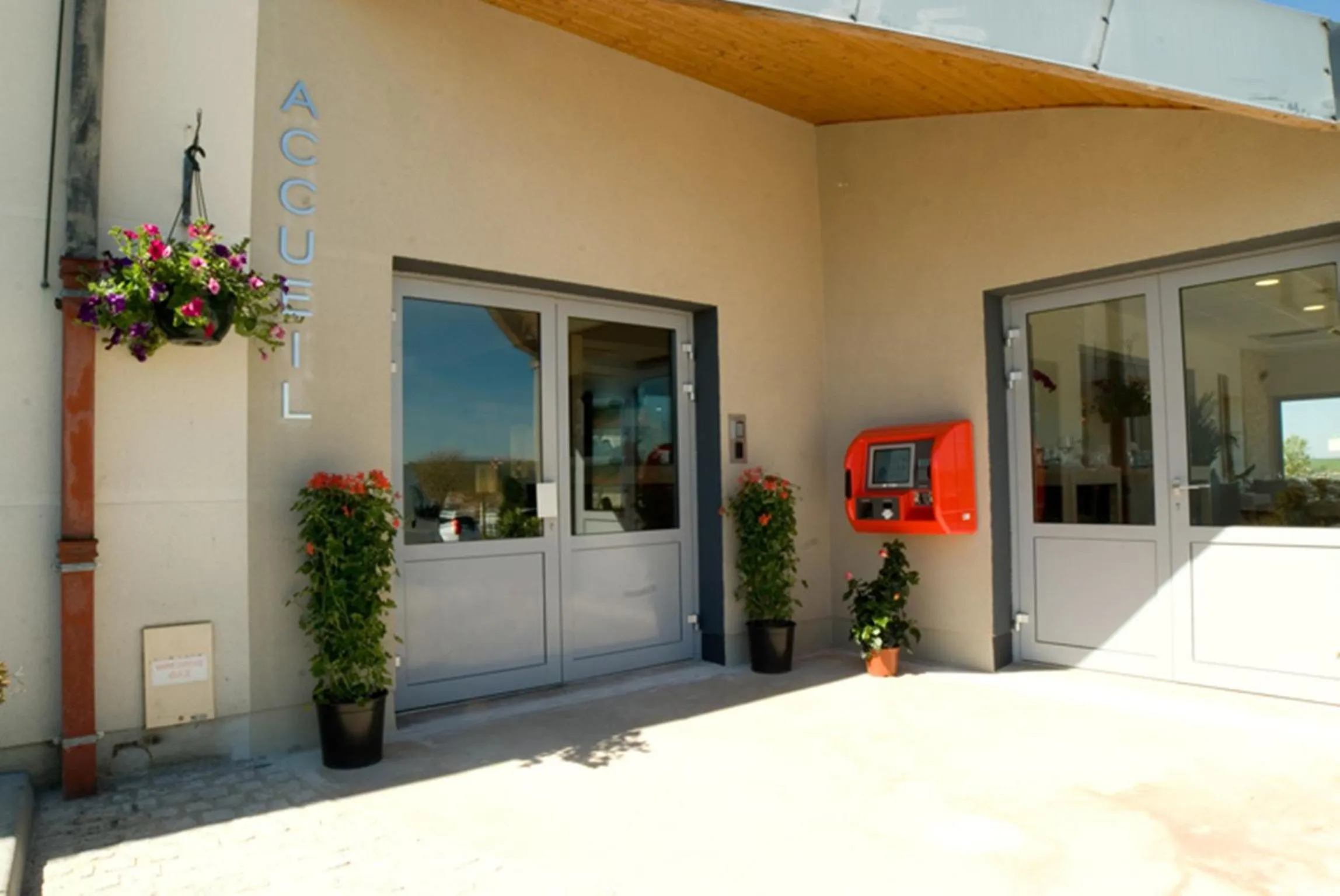 Facade/entrance in Logis Hotel Restaurant de La Madeleine
