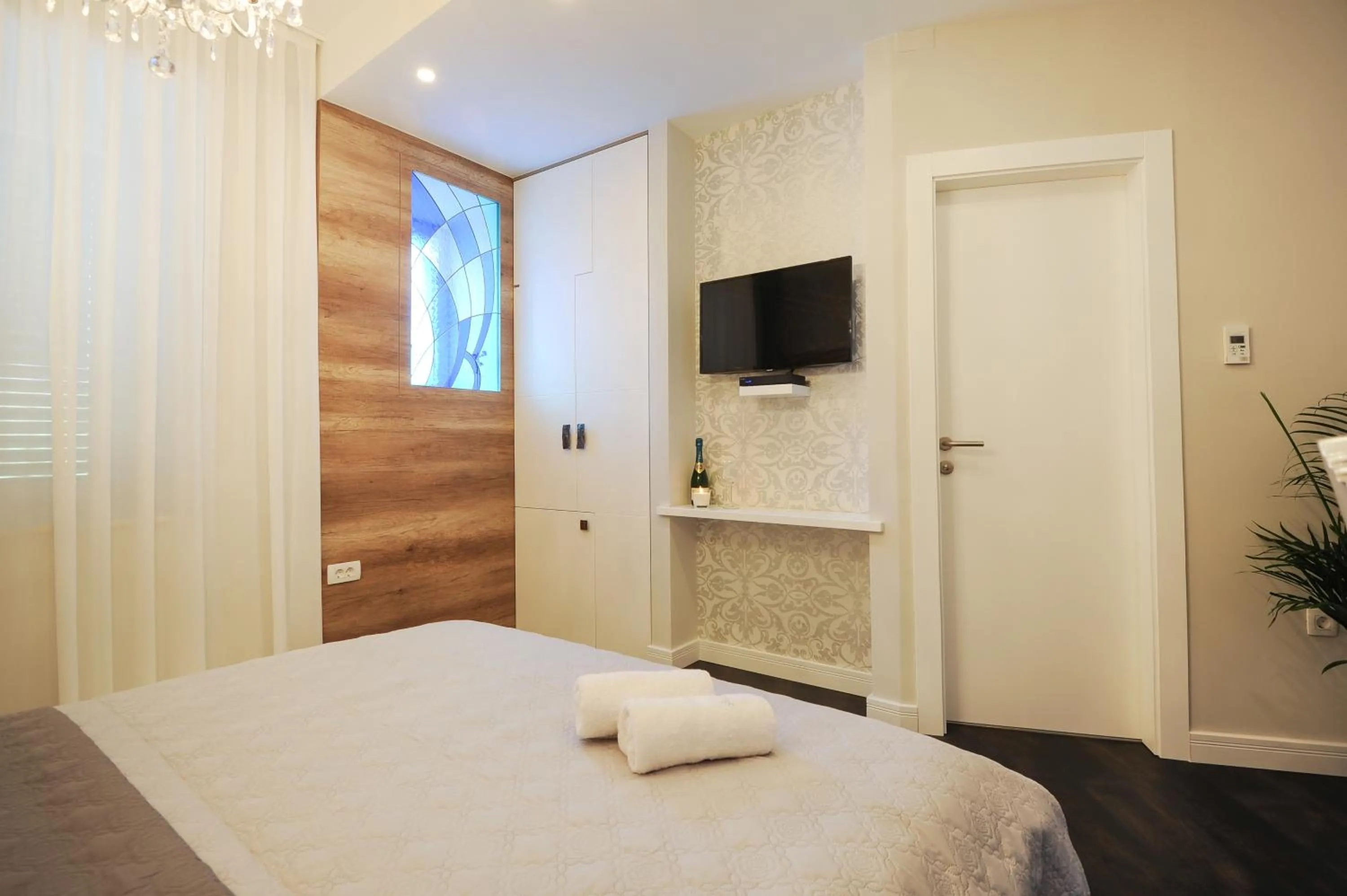 Bed in Silver & Gold Luxury Rooms