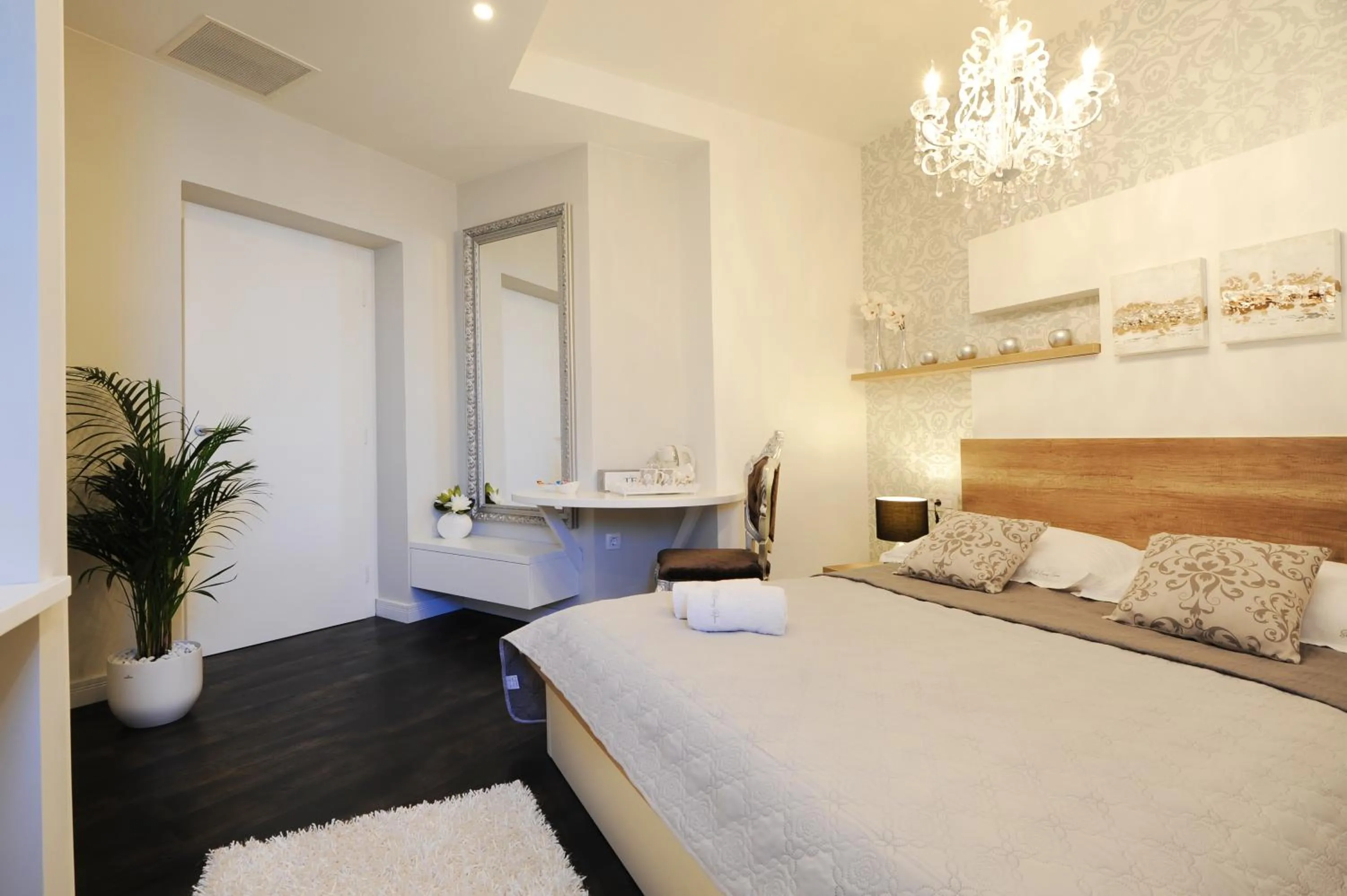Coffee/tea facilities, Bed in Silver & Gold Luxury Rooms