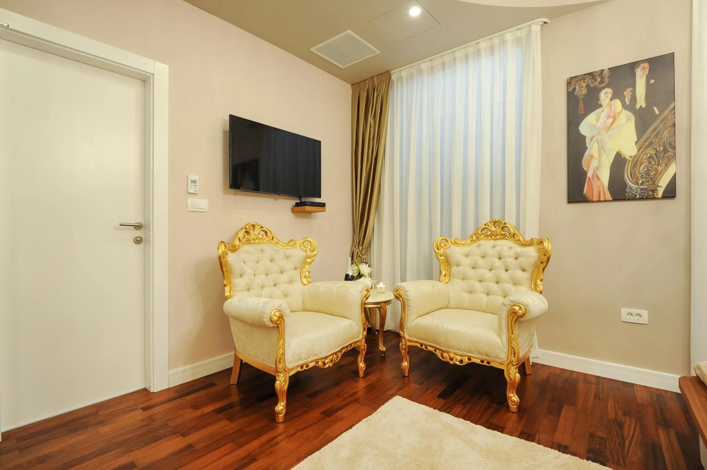 TV and multimedia in Silver & Gold Luxury Rooms