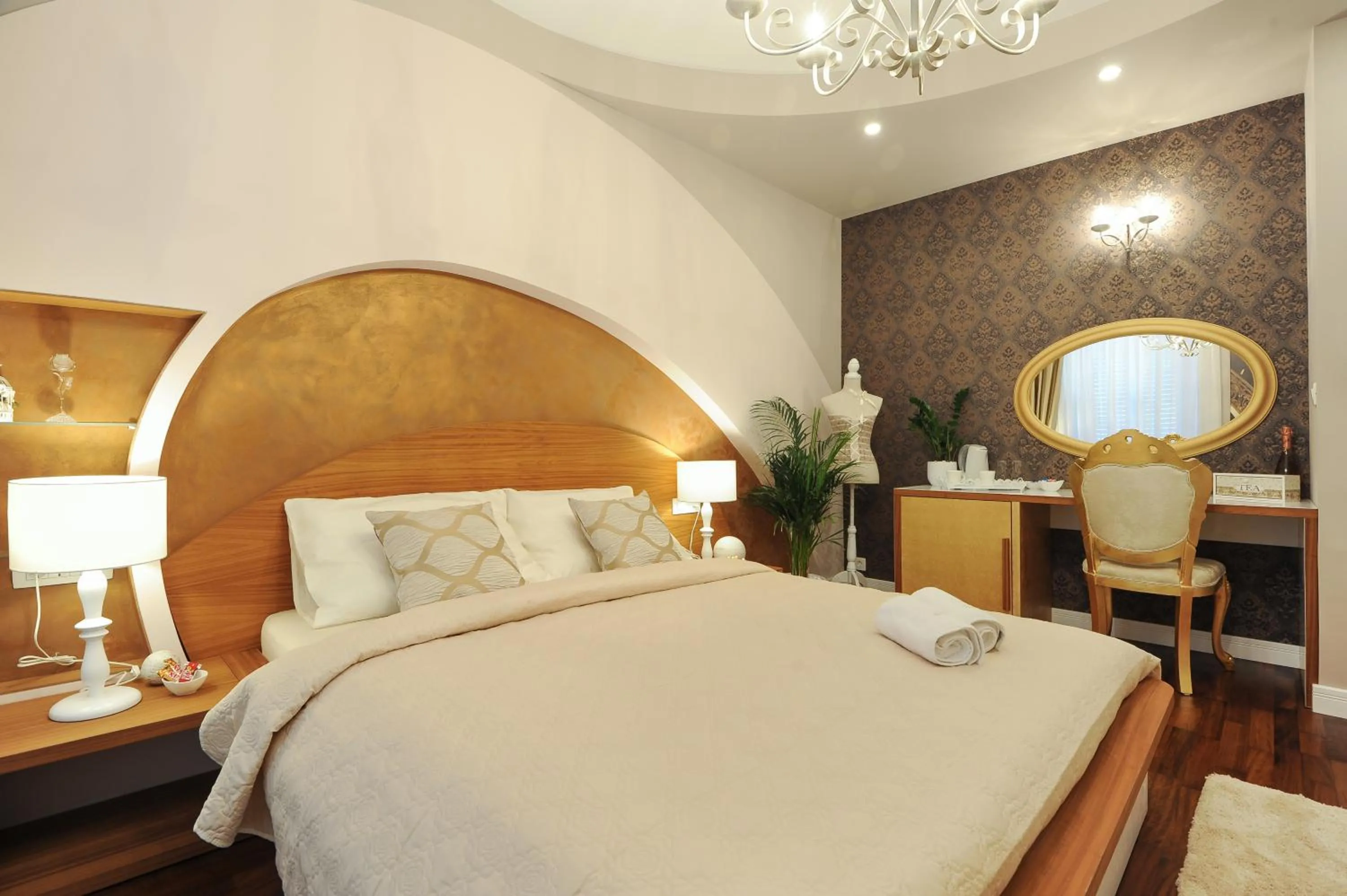 Bed in Silver & Gold Luxury Rooms