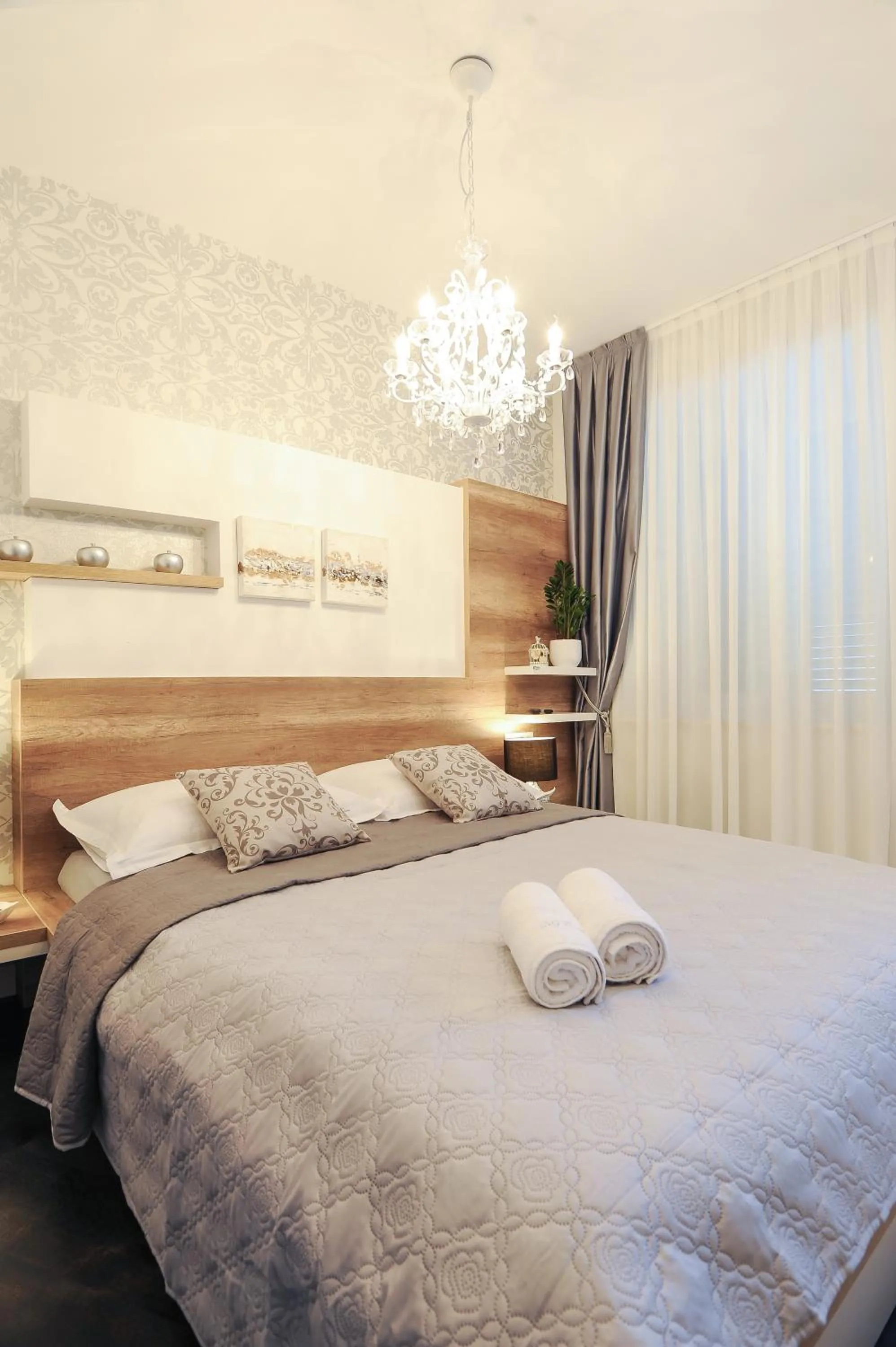 Bed in Silver & Gold Luxury Rooms
