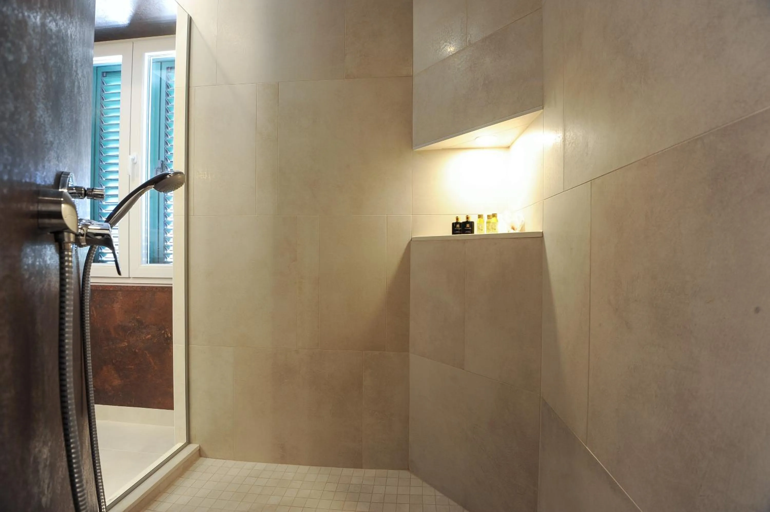 Shower in Silver & Gold Luxury Rooms