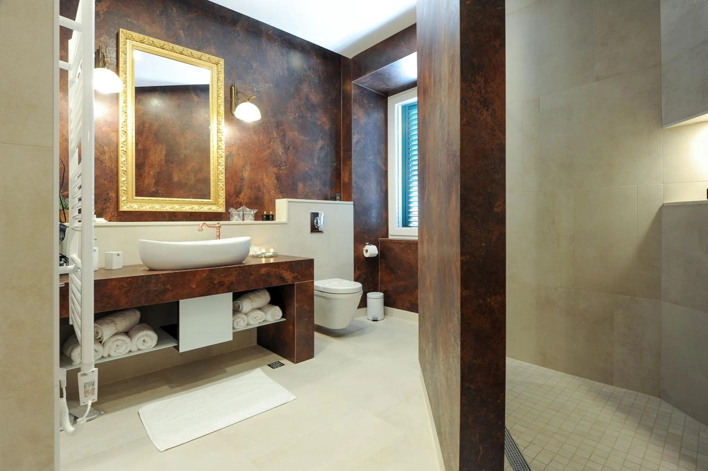 Toilet in Silver & Gold Luxury Rooms