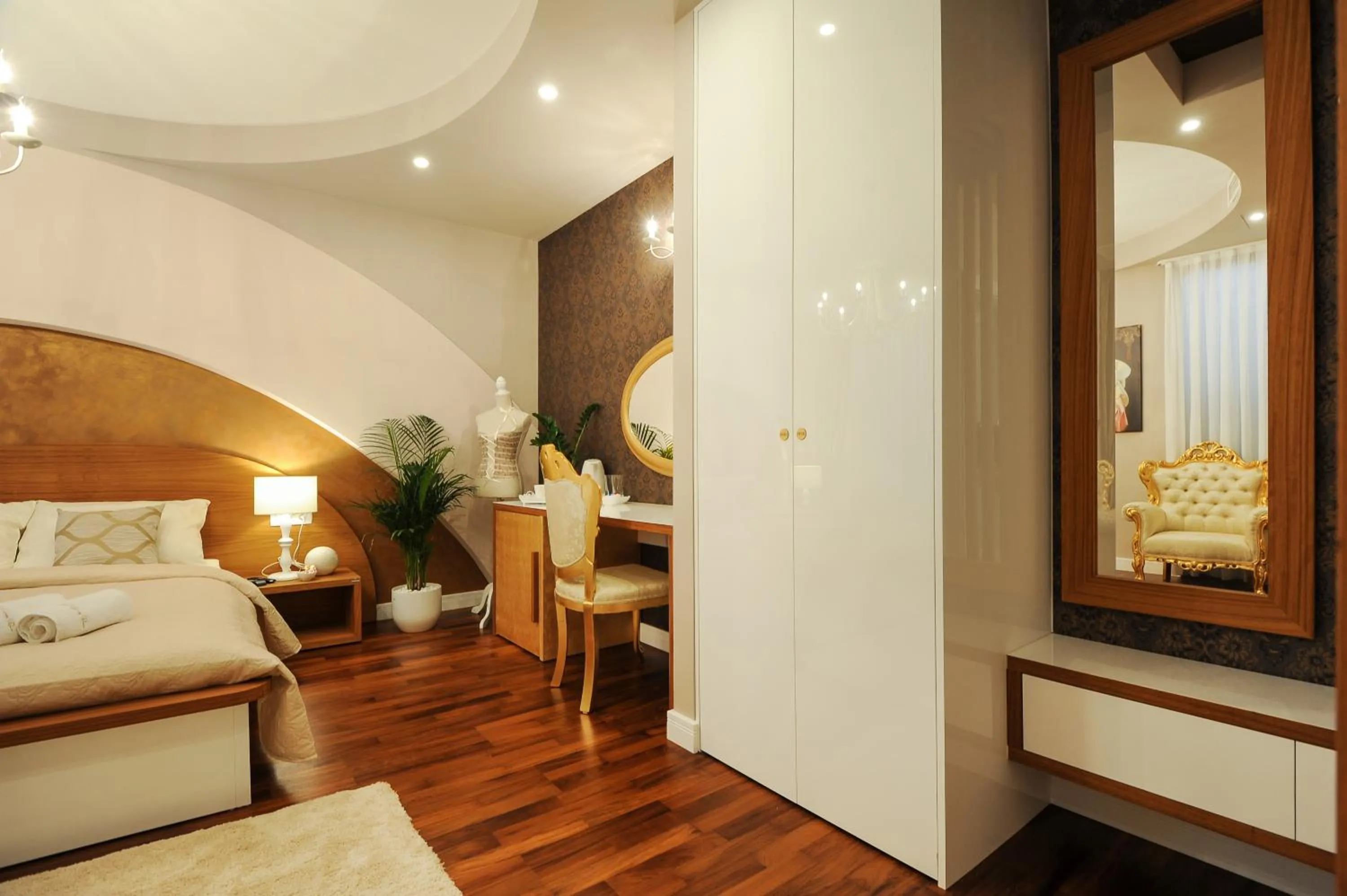 Coffee/tea facilities, Bed in Silver & Gold Luxury Rooms