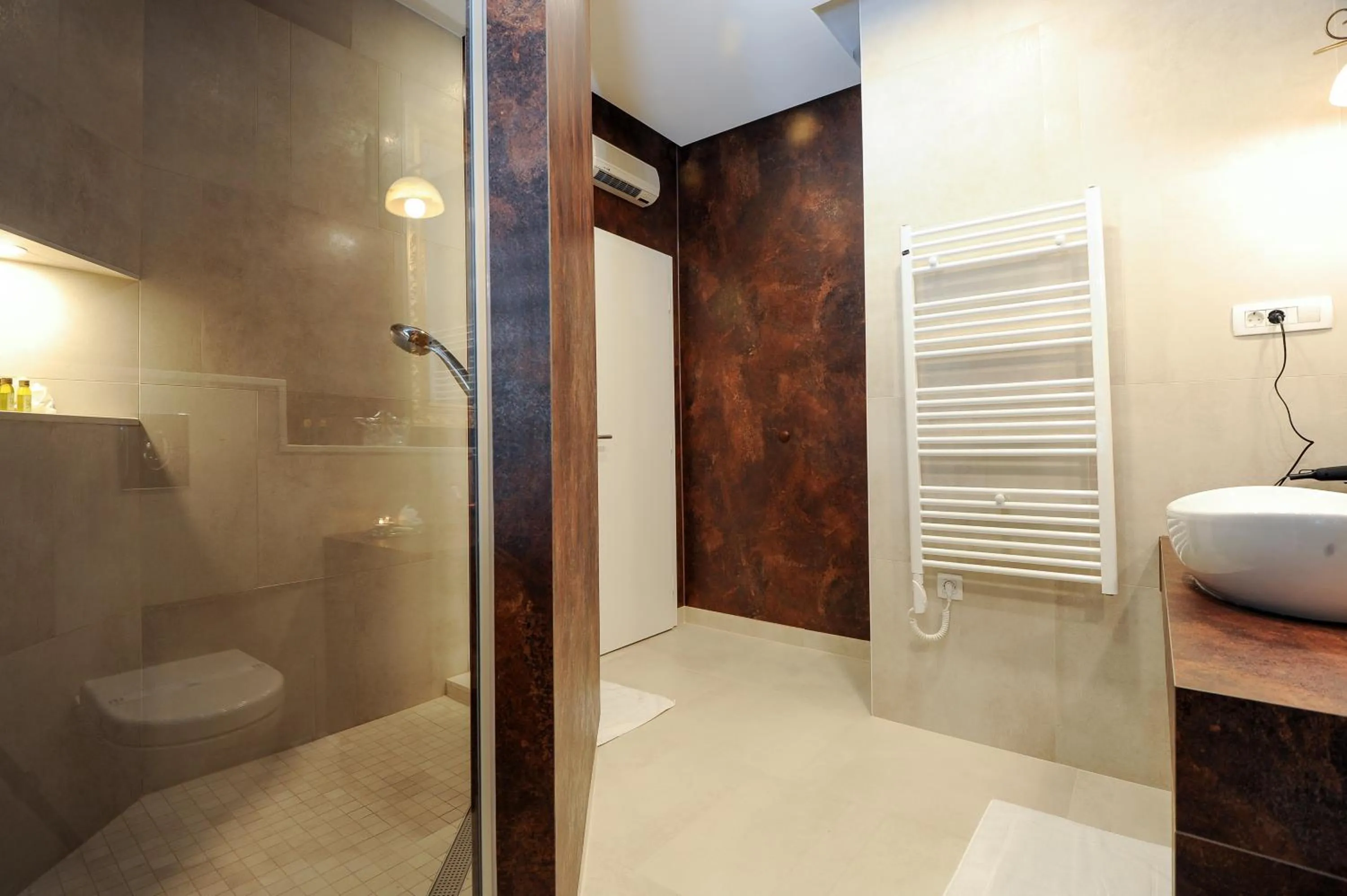 Shower in Silver & Gold Luxury Rooms
