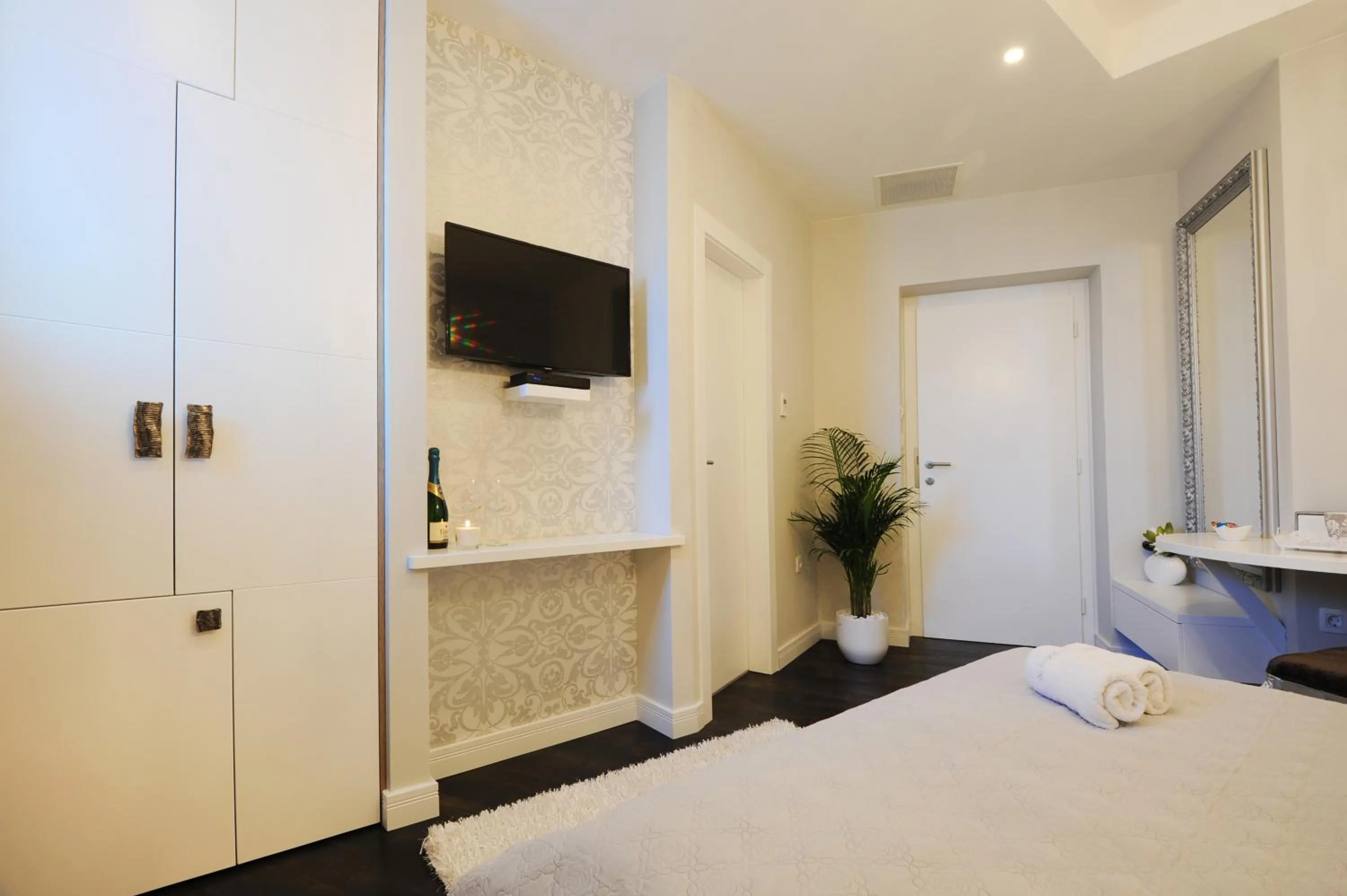 TV and multimedia, Bed in Silver & Gold Luxury Rooms