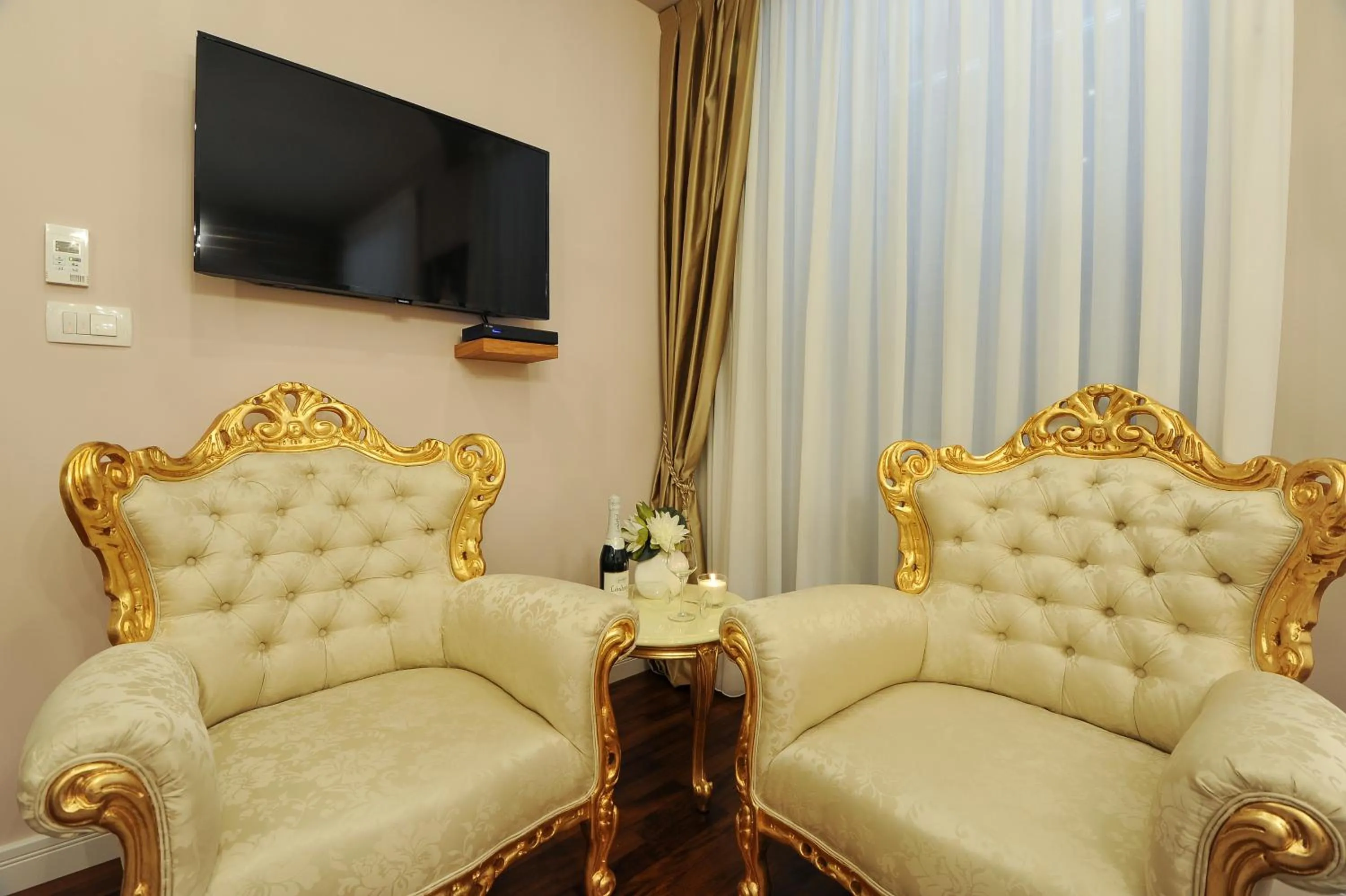 TV and multimedia in Silver & Gold Luxury Rooms