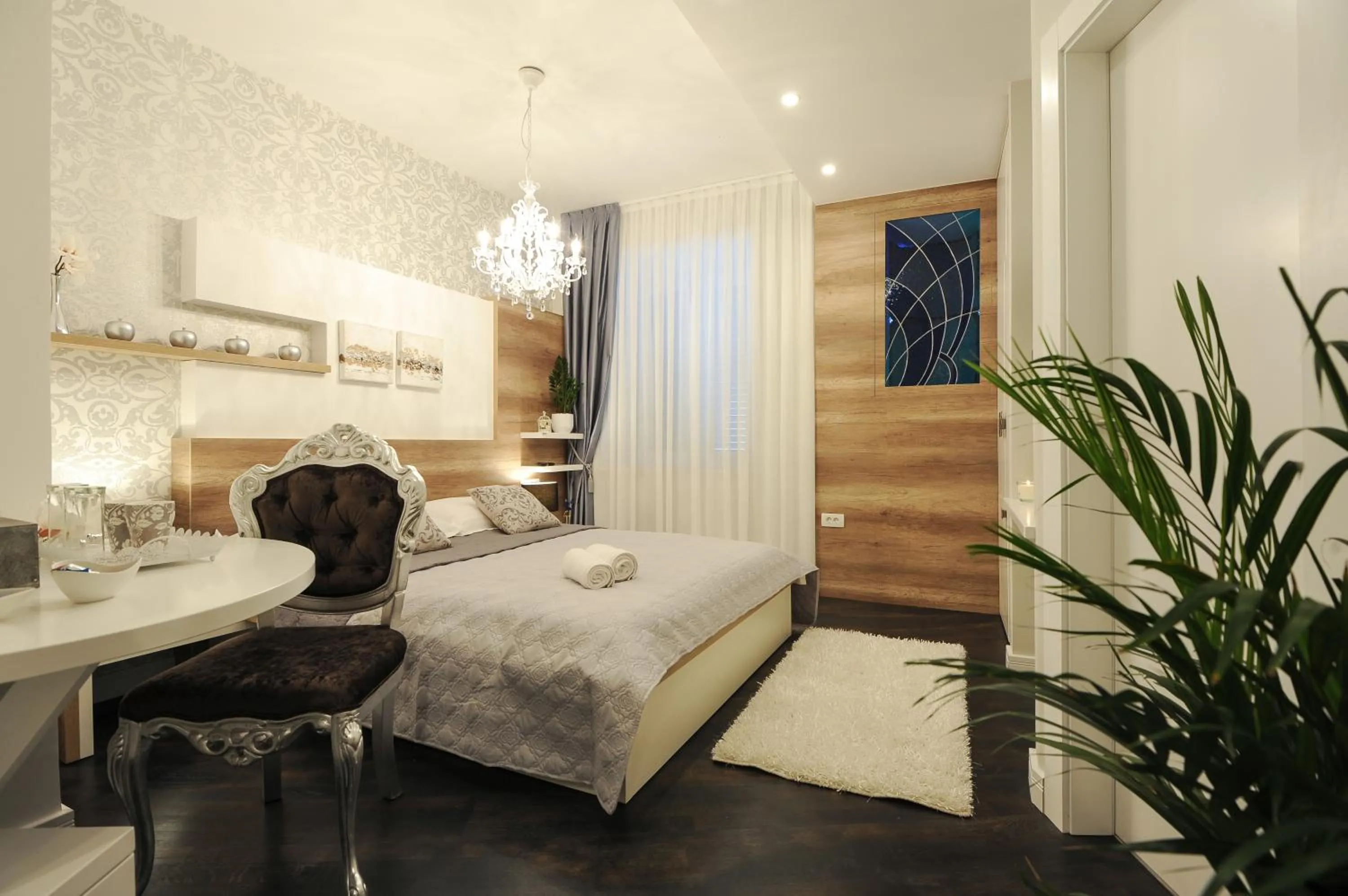 Bed in Silver & Gold Luxury Rooms