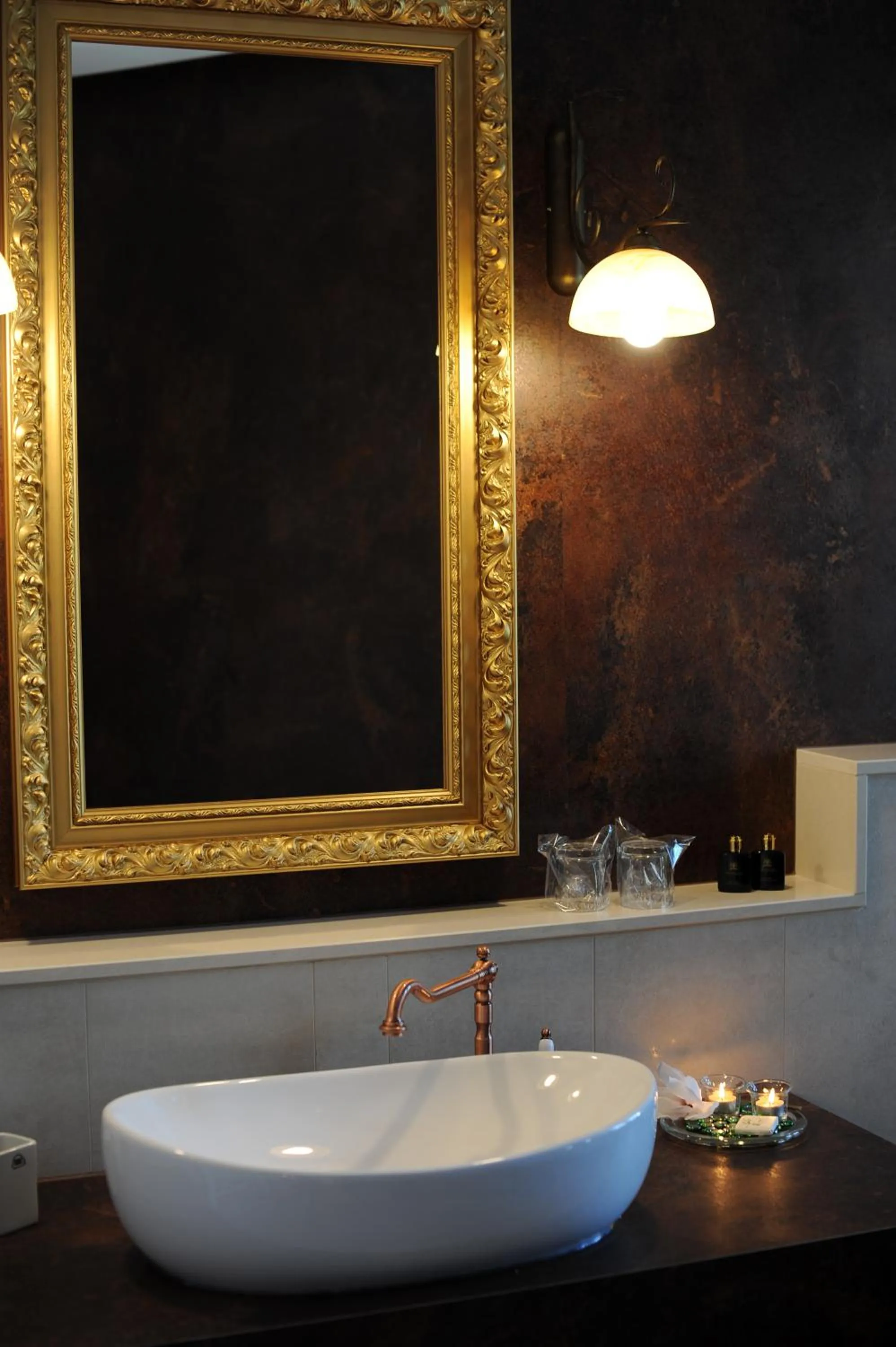 Decorative detail in Silver & Gold Luxury Rooms