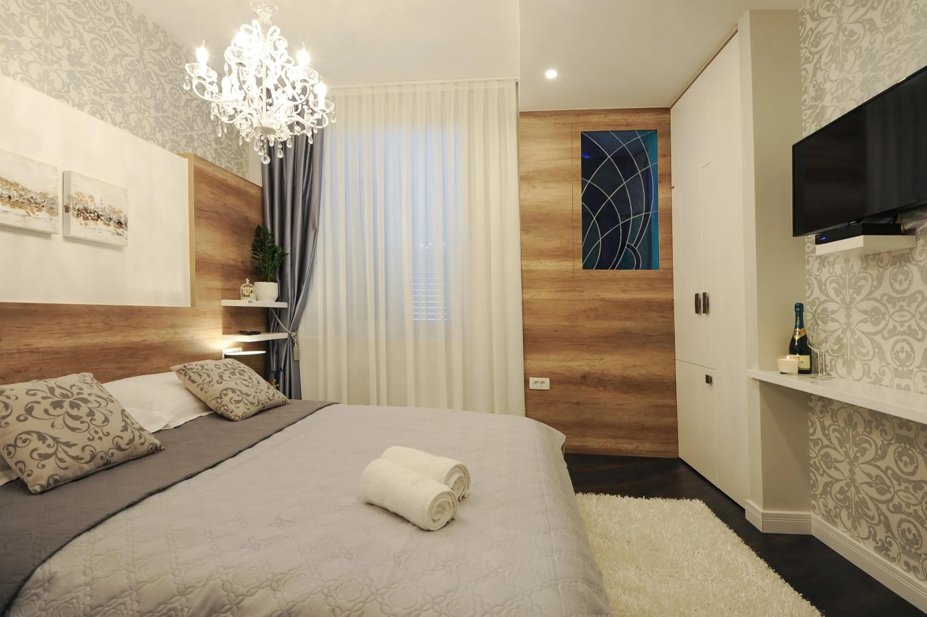 Bed in Silver & Gold Luxury Rooms
