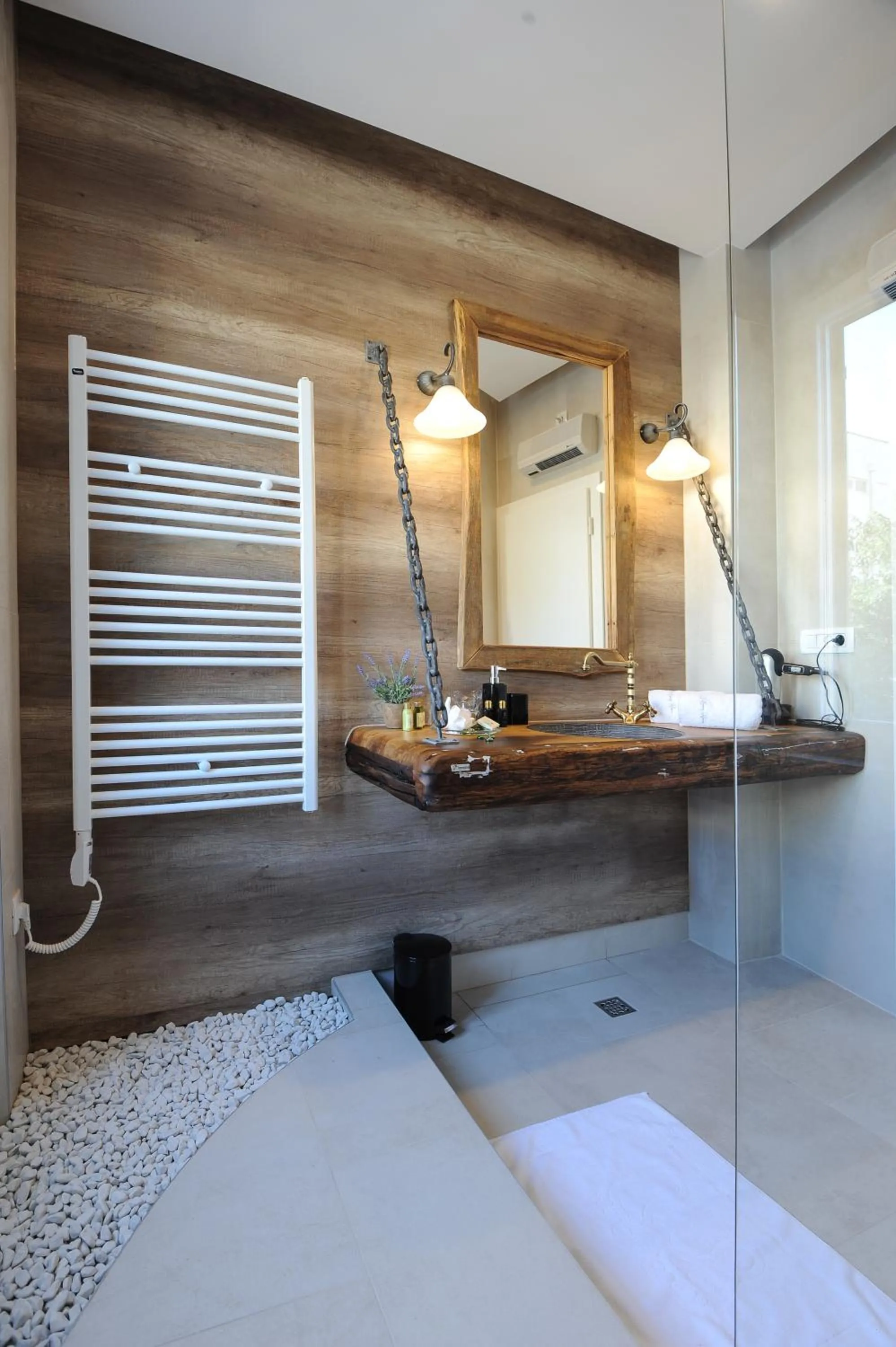 Bathroom in Silver & Gold Luxury Rooms
