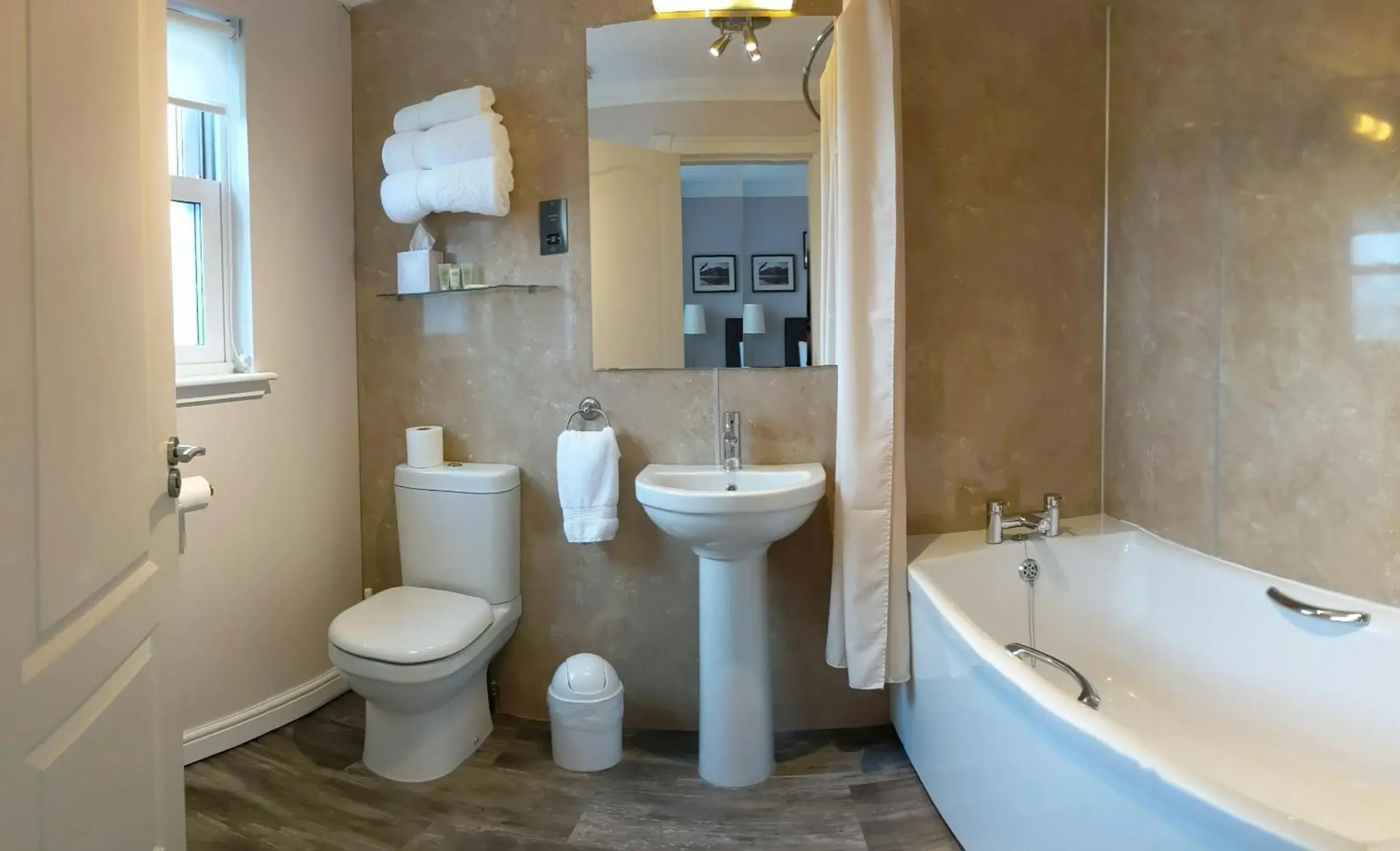 Superior Twin Room in MacLean Guest House Superior Twin Room in MacLean Guest House