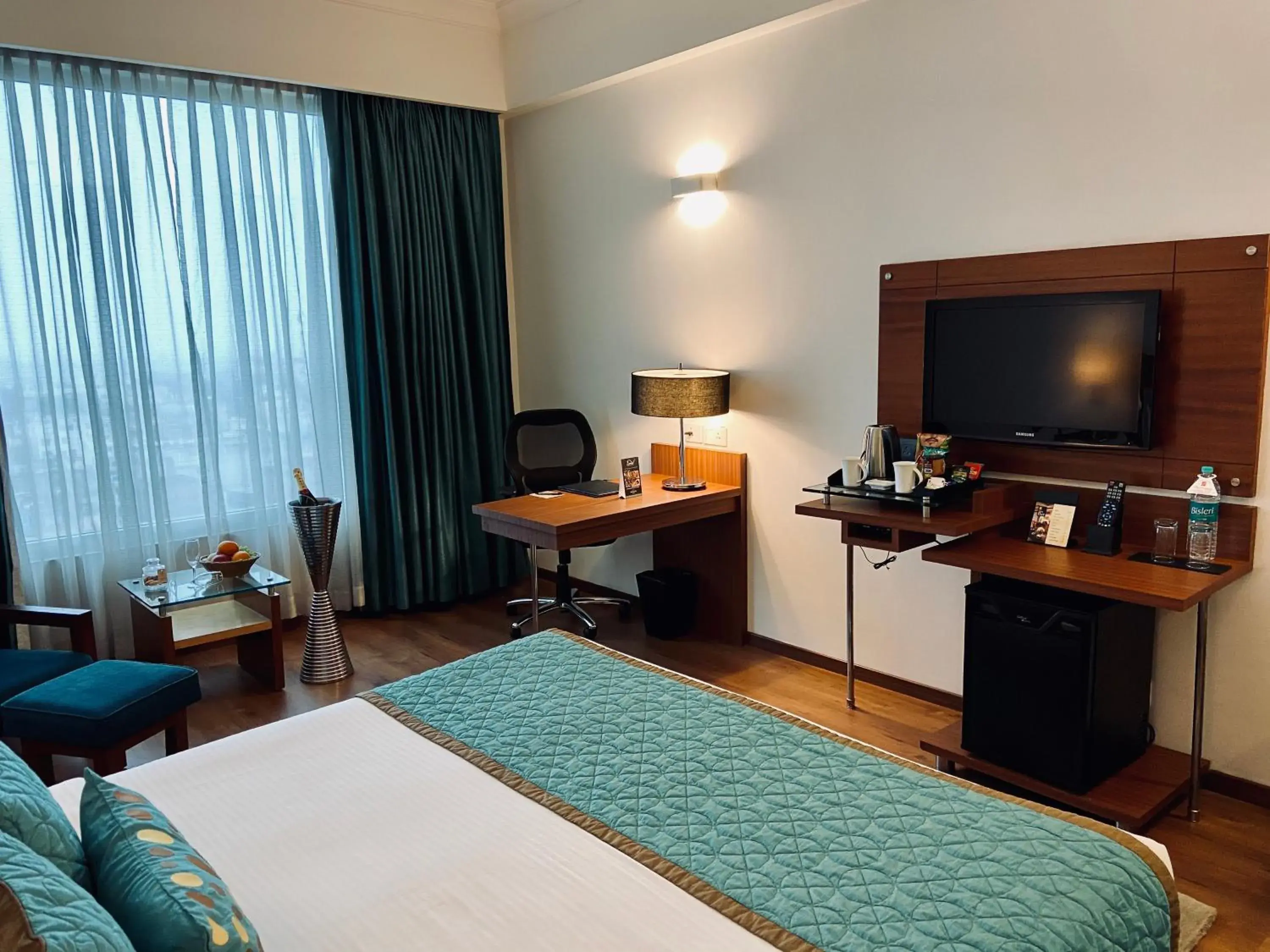 TV and multimedia, Bed in The Landmark Towers TV and multimedia, Bed in The Landmark Towers