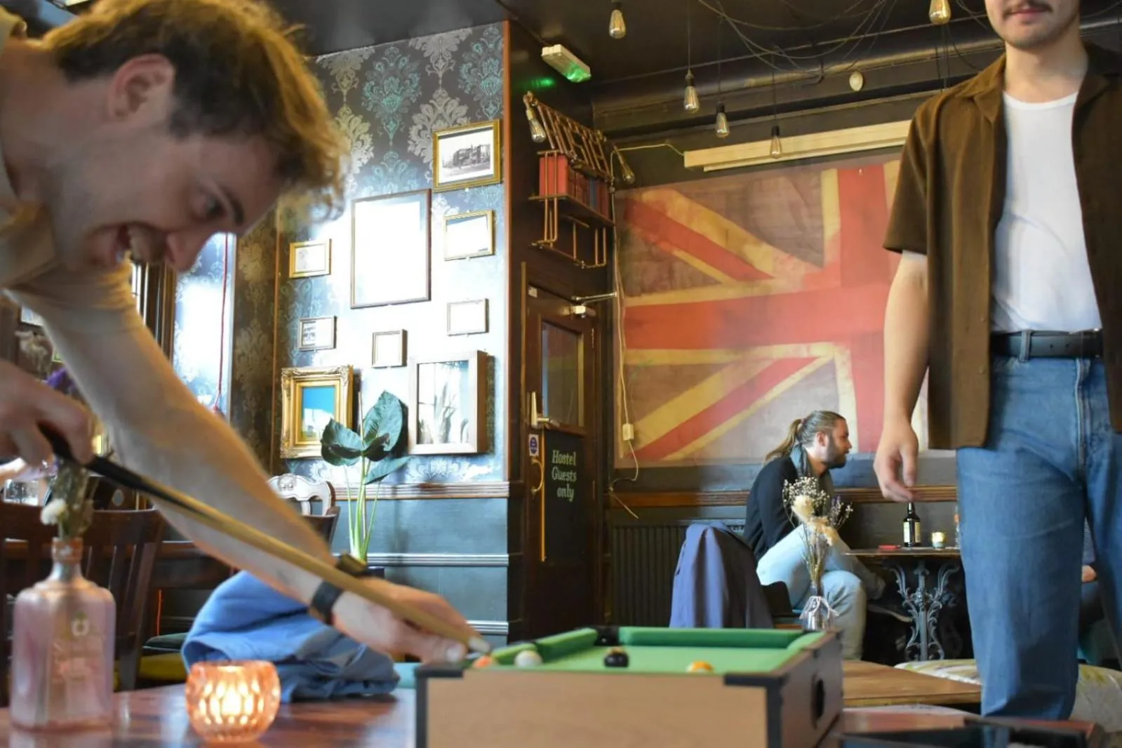 Lounge or bar in The Walrus Bar and Hostel