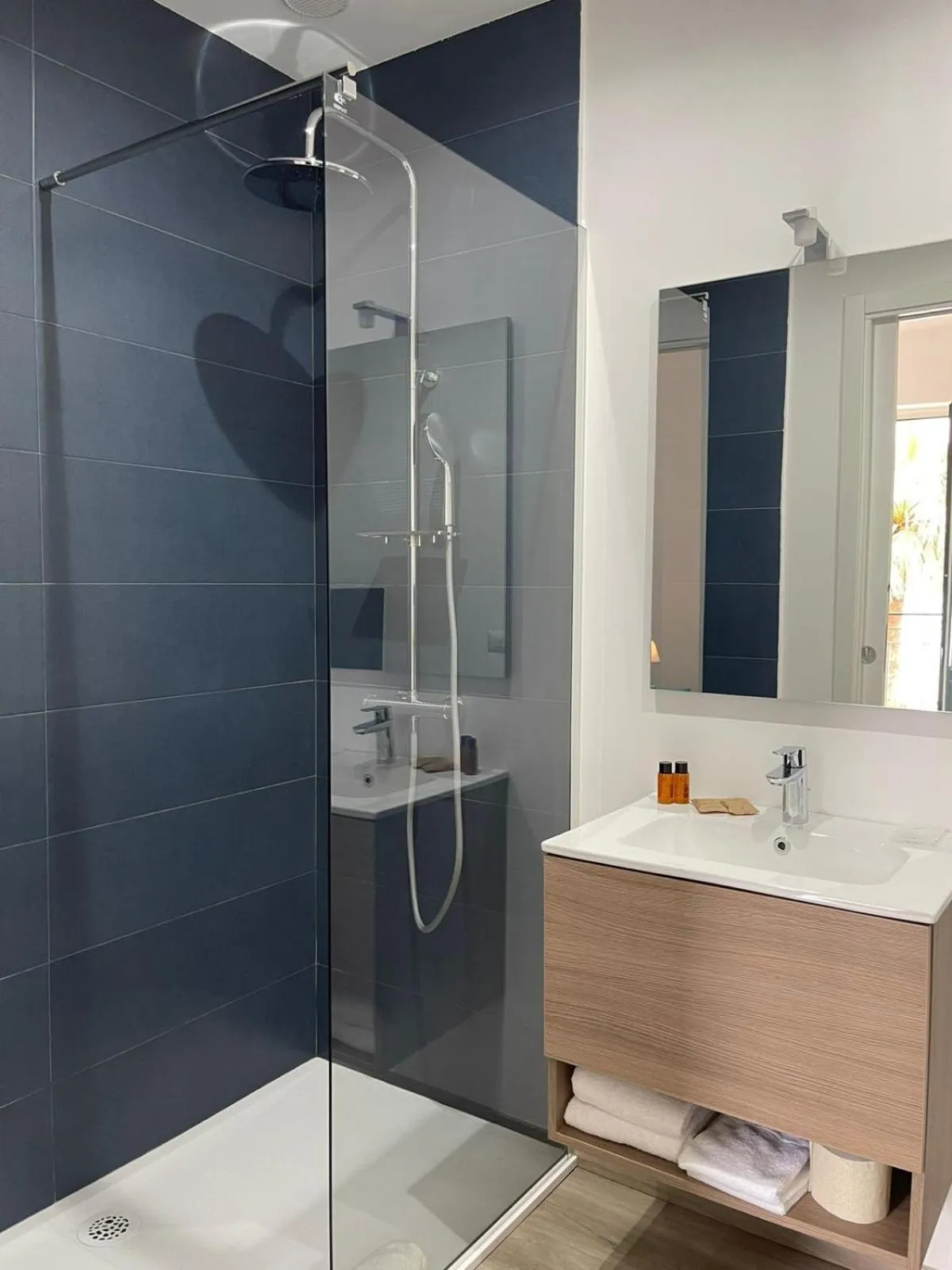 Shower in Hotel Baia Delle Sirene