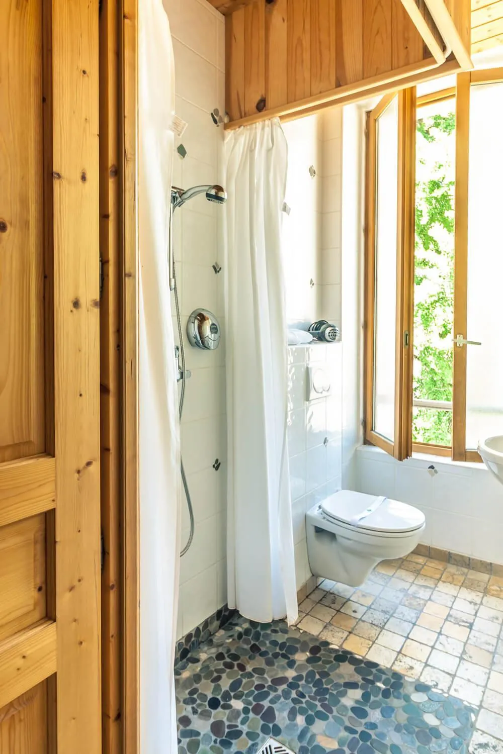 Shower in Hôtel l'Hermitage