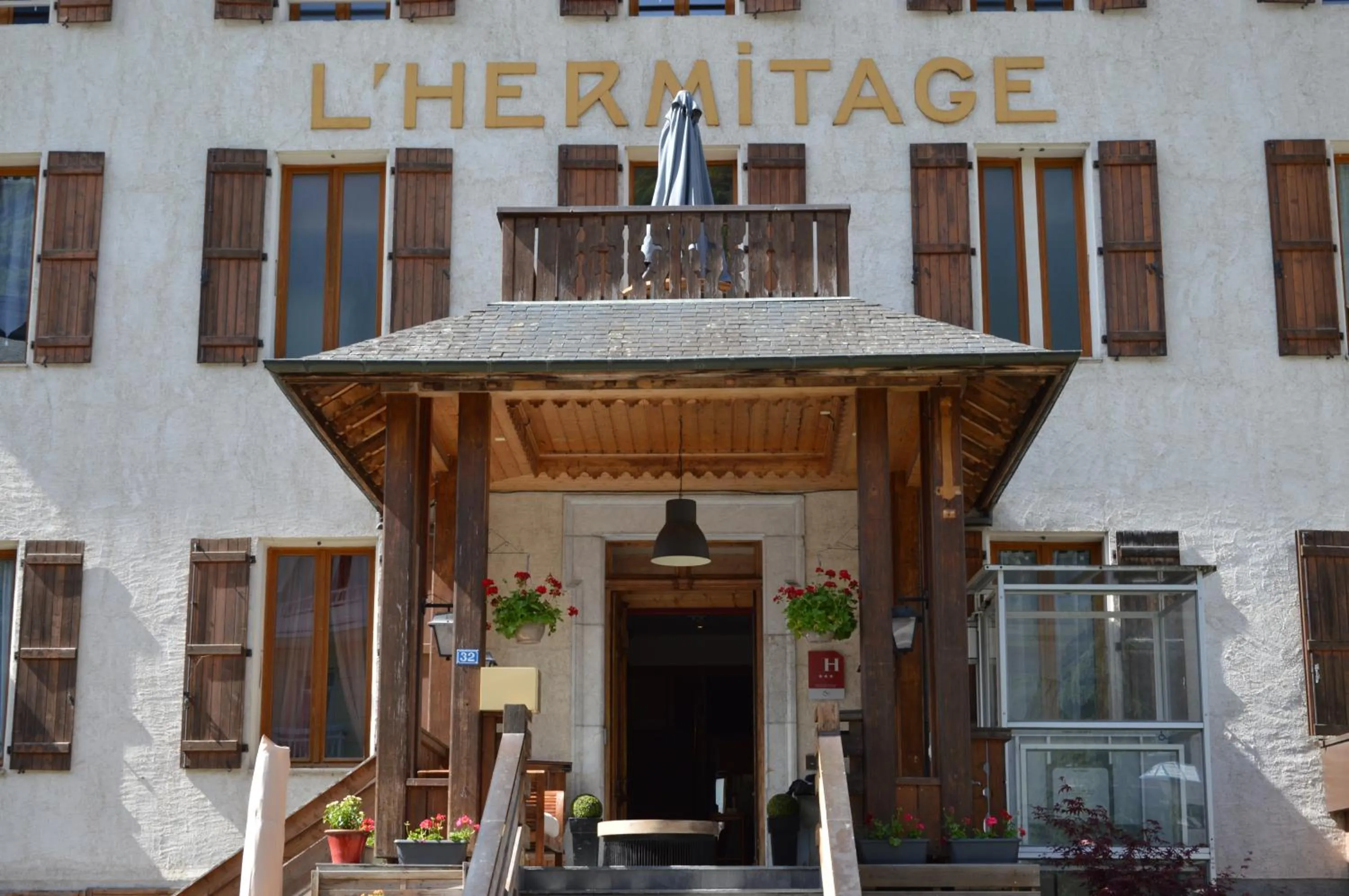 Facade/entrance in Hôtel l'Hermitage