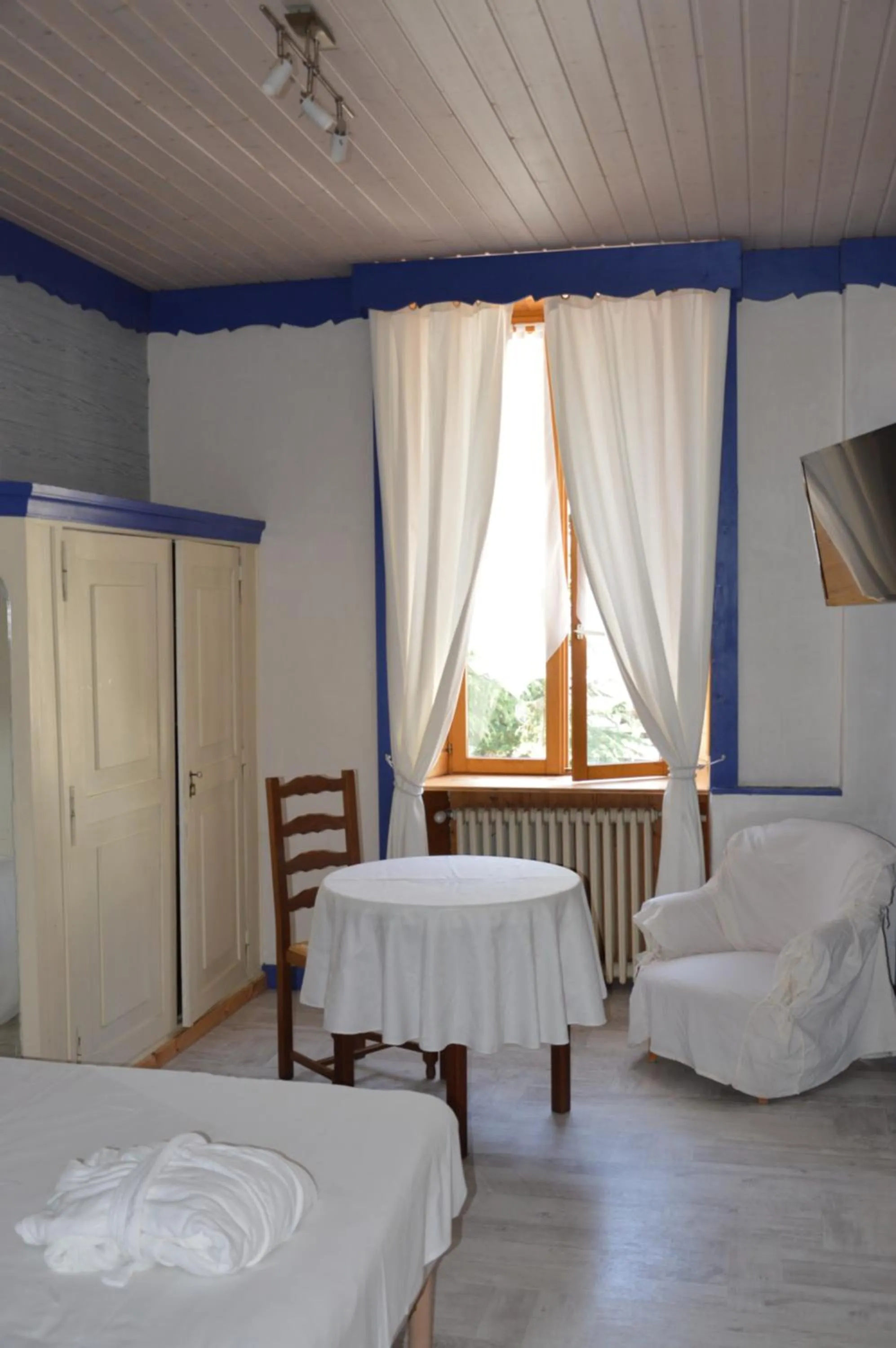 Bedroom, Bed in Hôtel l'Hermitage