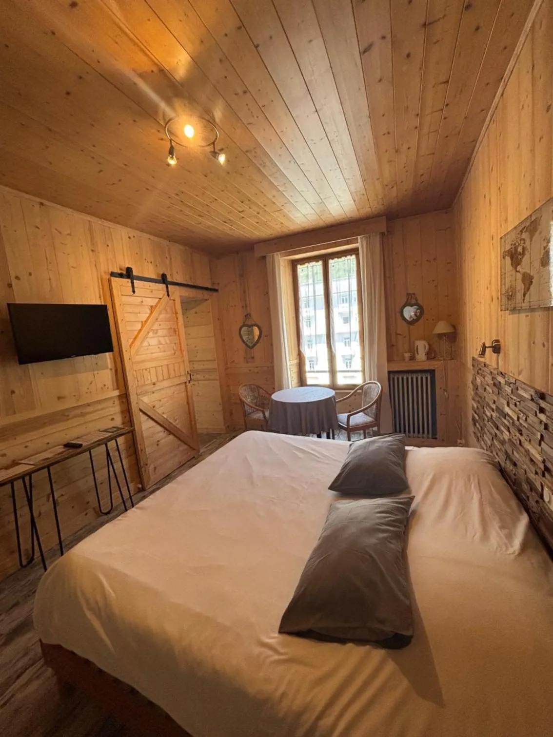 Bed in Hôtel l'Hermitage