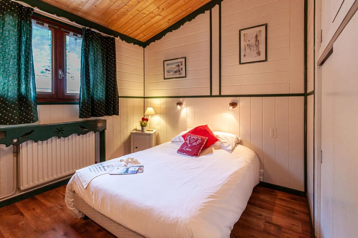 Bedroom, Bed in Hôtel l'Hermitage