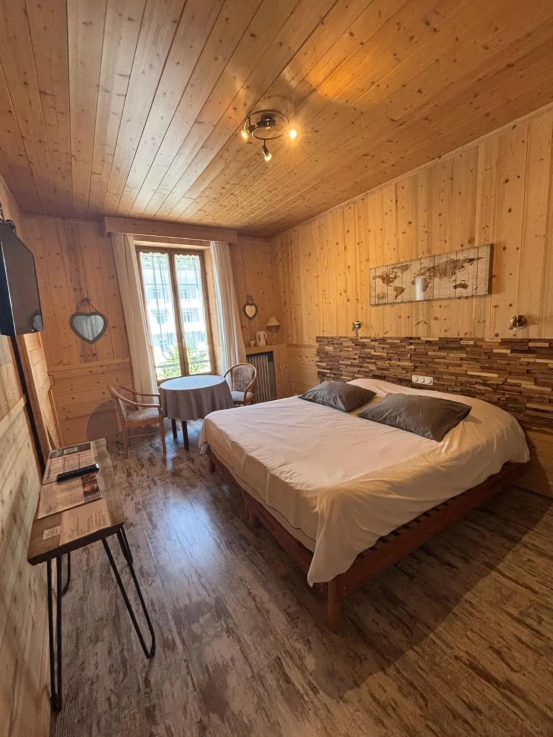 Photo of the whole room, Bed in Hôtel l'Hermitage