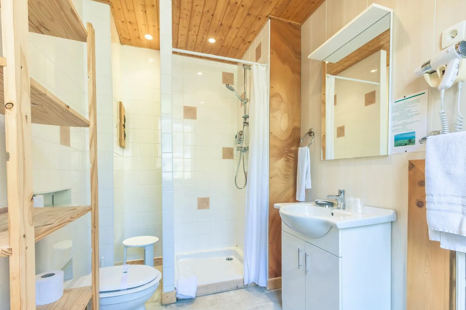 Shower in Hôtel l'Hermitage