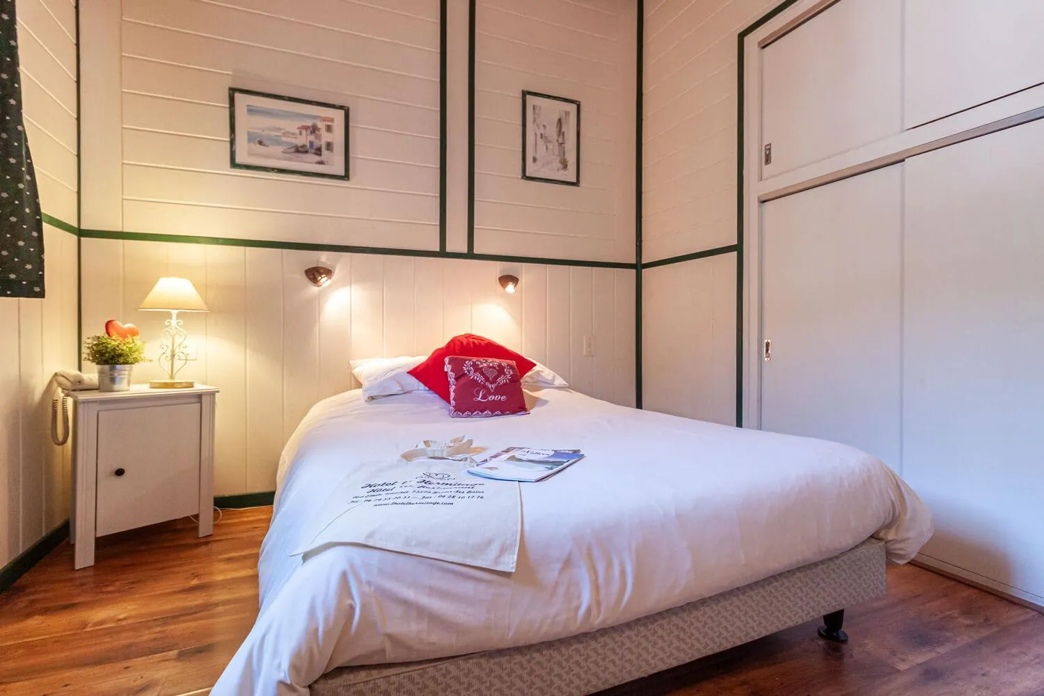 Bedroom, Bed in Hôtel l'Hermitage