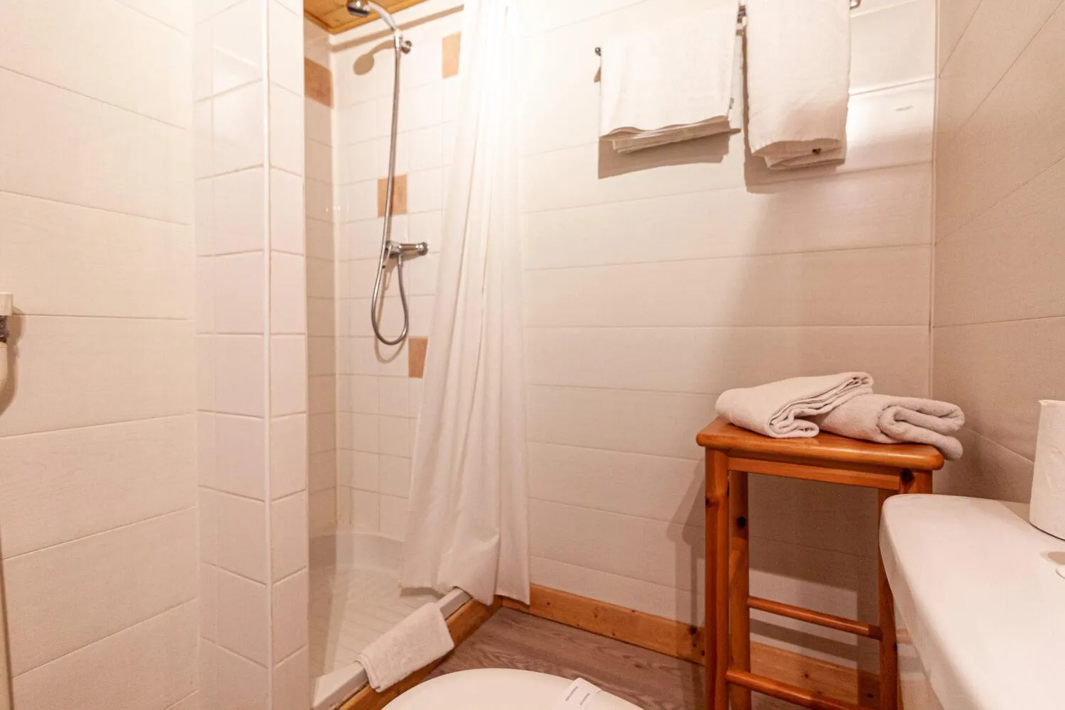 Shower in Hôtel l'Hermitage