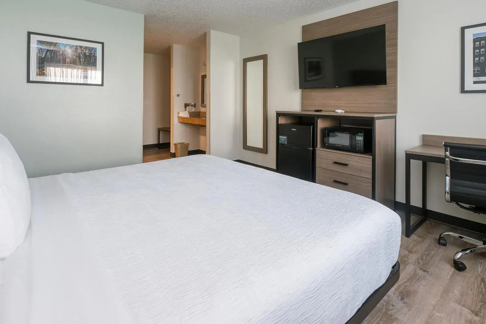 King Room with Roll-In Shower - Disability Access in Hotel Pommier Chariton King Room with Roll-In Shower - Disability Access in Hotel Pommier Chariton