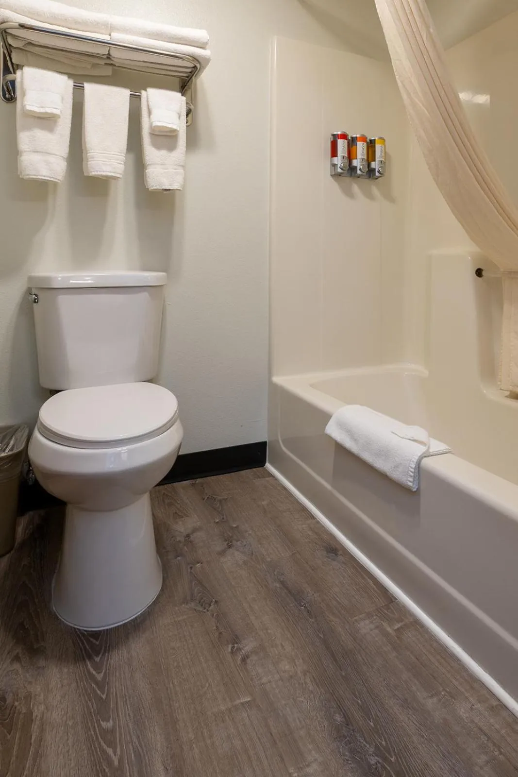 Shower in Hotel Pommier Chariton