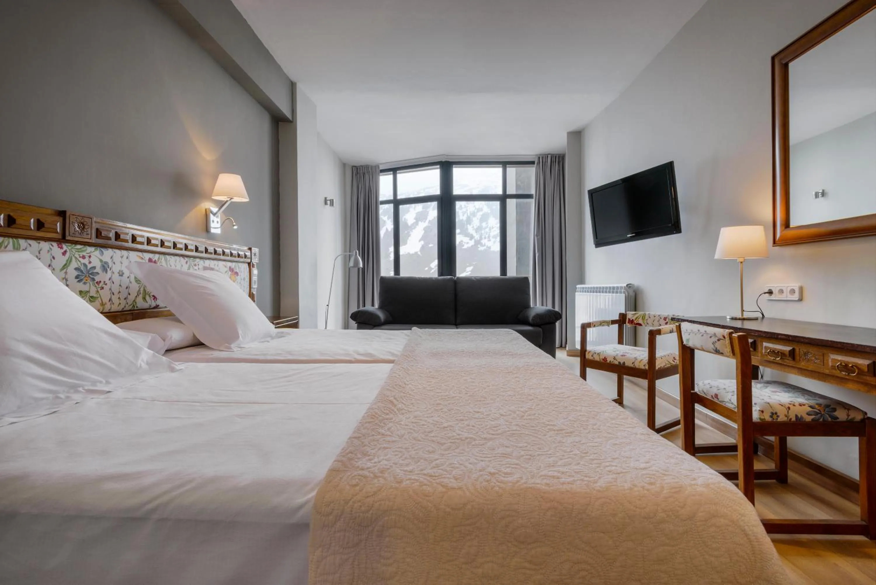 Bed in Hotel Edelweiss Candanchú