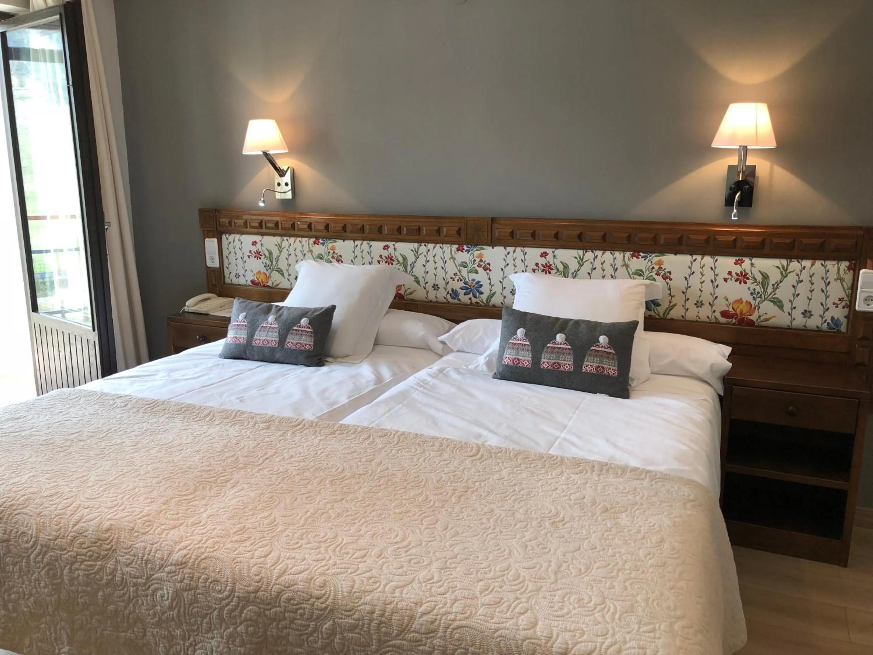 Bed in Hotel Edelweiss Candanchú