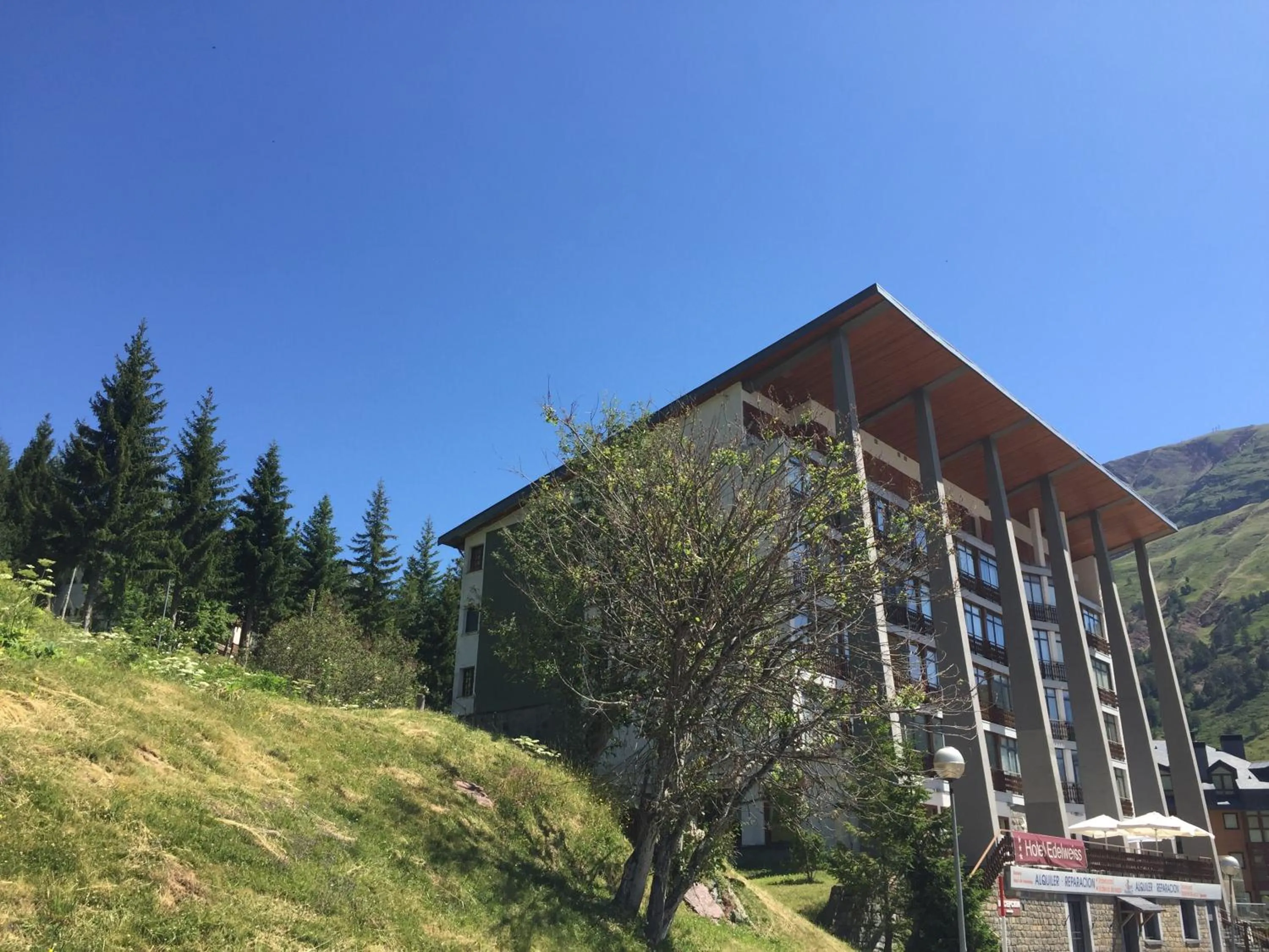 Property building in Hotel Edelweiss Candanchú