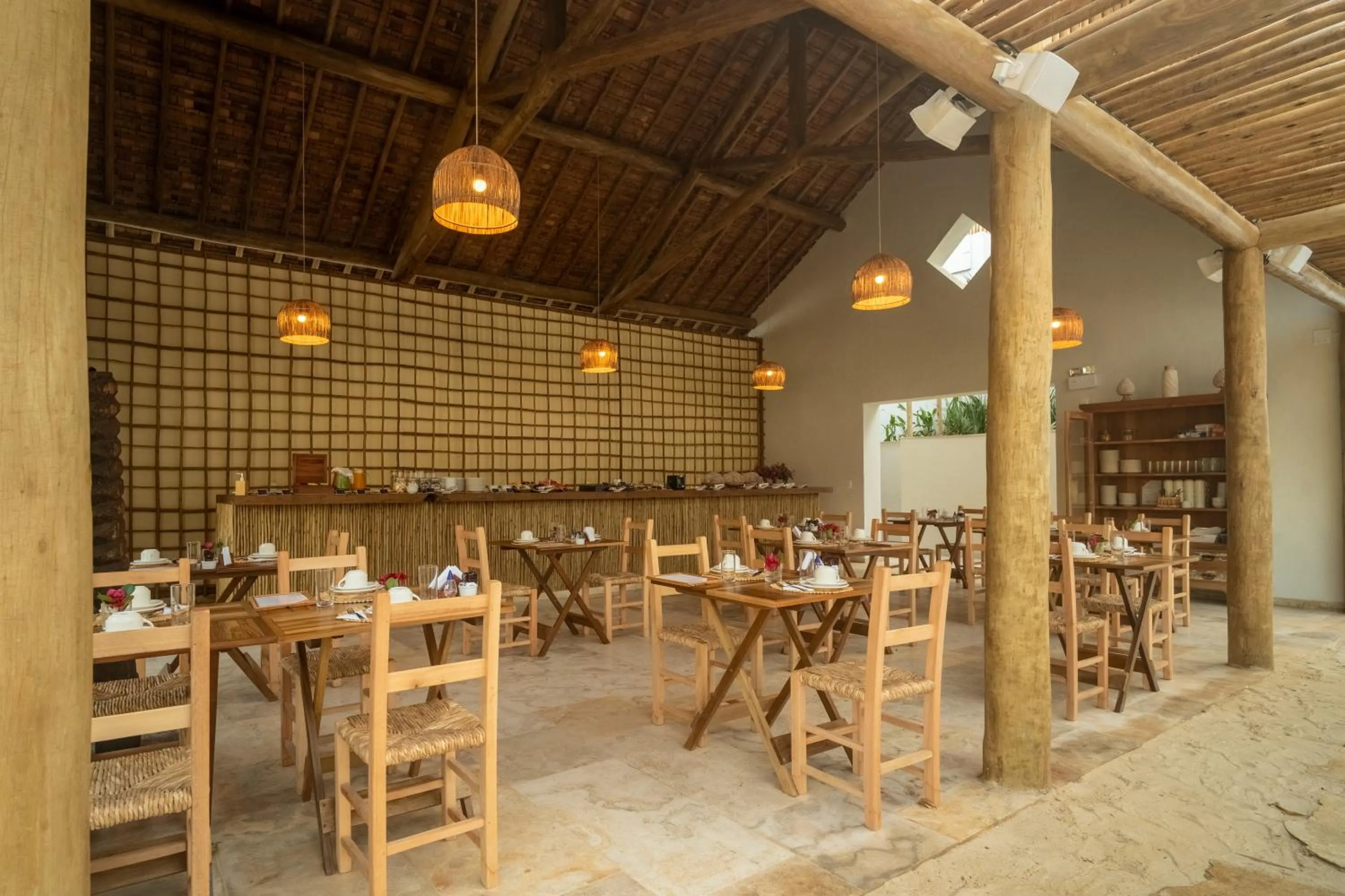 Restaurant/places to eat in Villa Tapi
