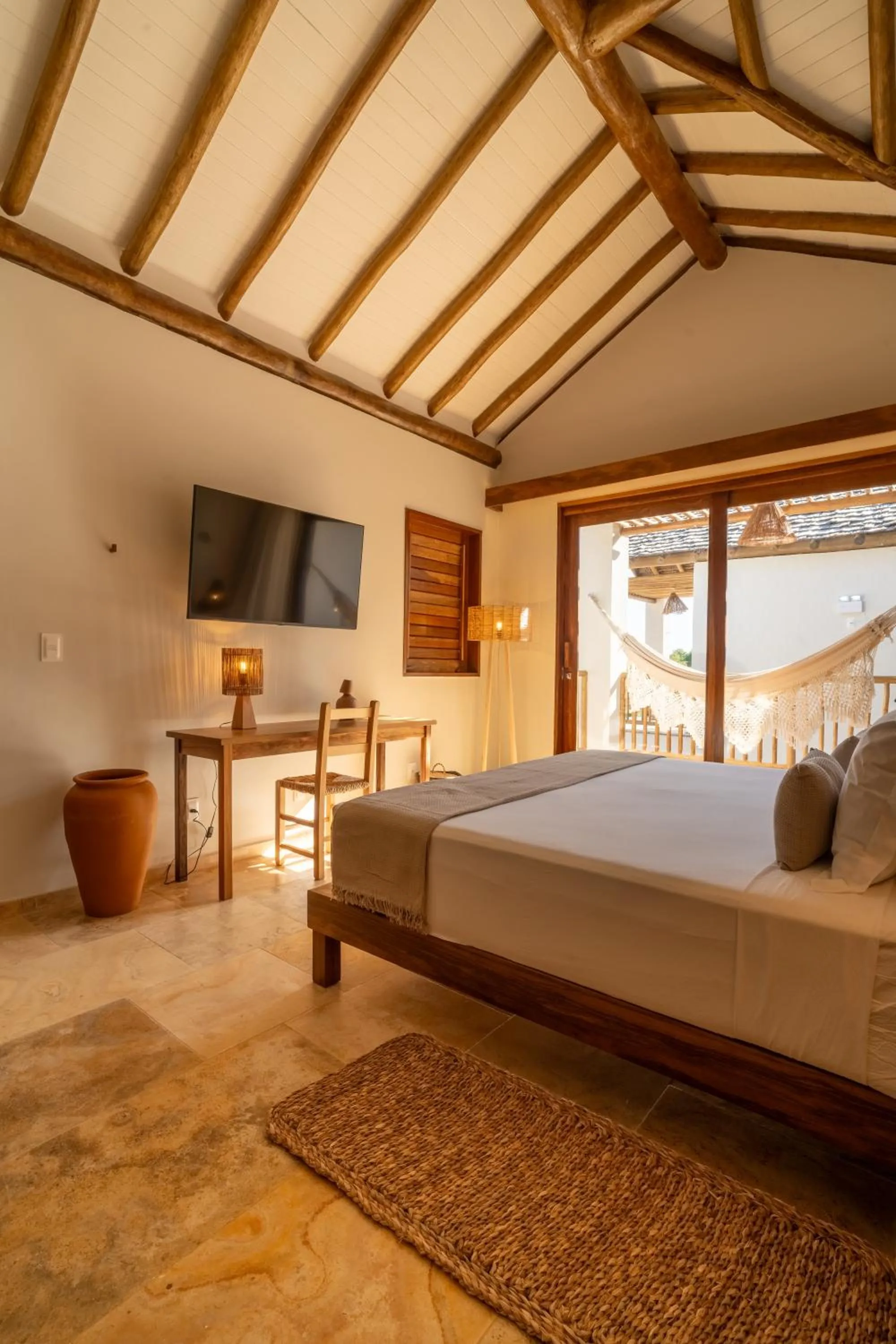 Communal lounge/ TV room, Bed in Villa Tapi